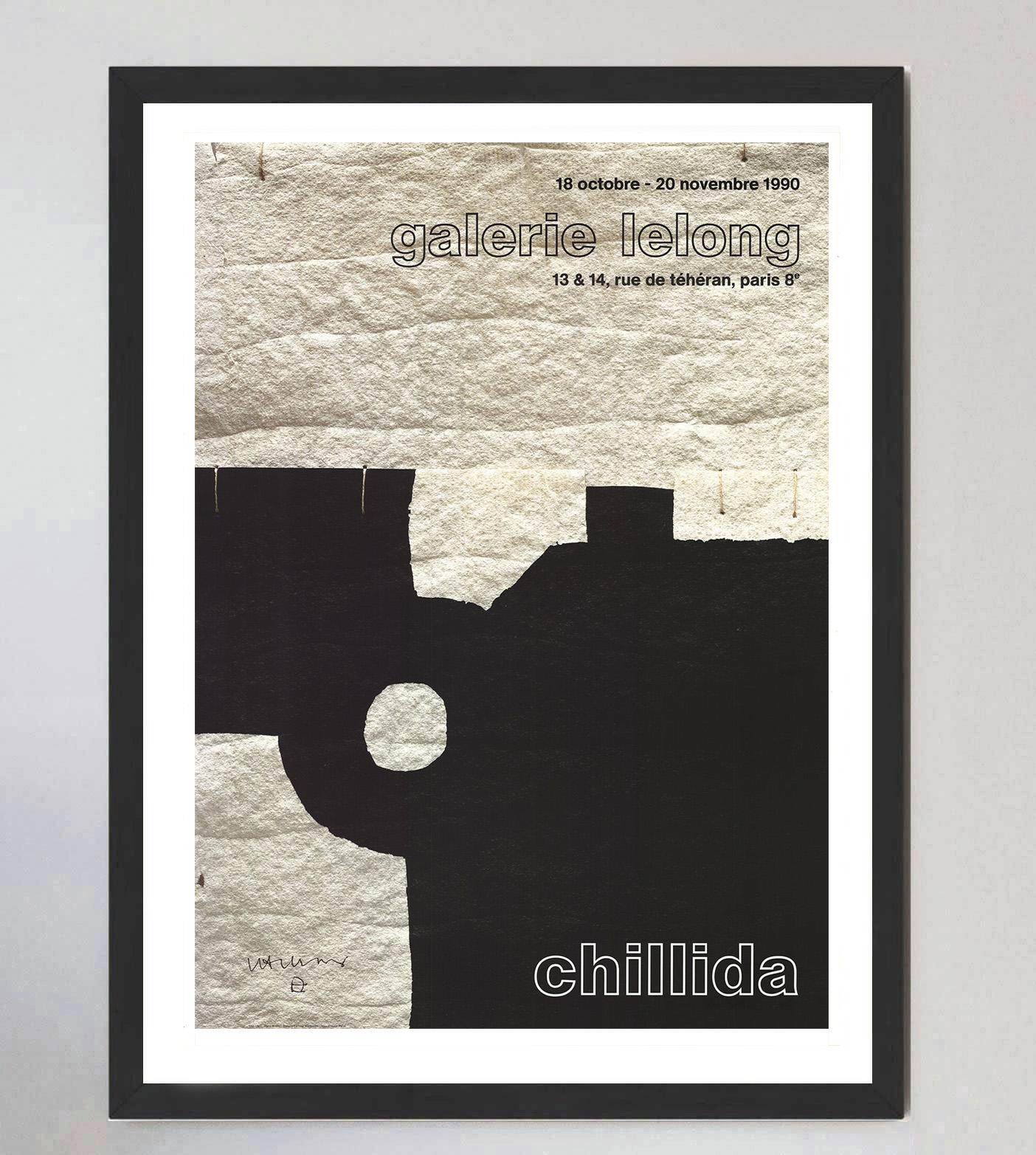 Caratterizzato da un tipico design monocromatico e astratto, questo bellissimo poster pubblicizza la mostra di Eduardo Chillida alla Galerie Lelong di Parigi, in Francia. La mostra, che durò dall'ottobre al novembre del 1990, presentò molte sculture