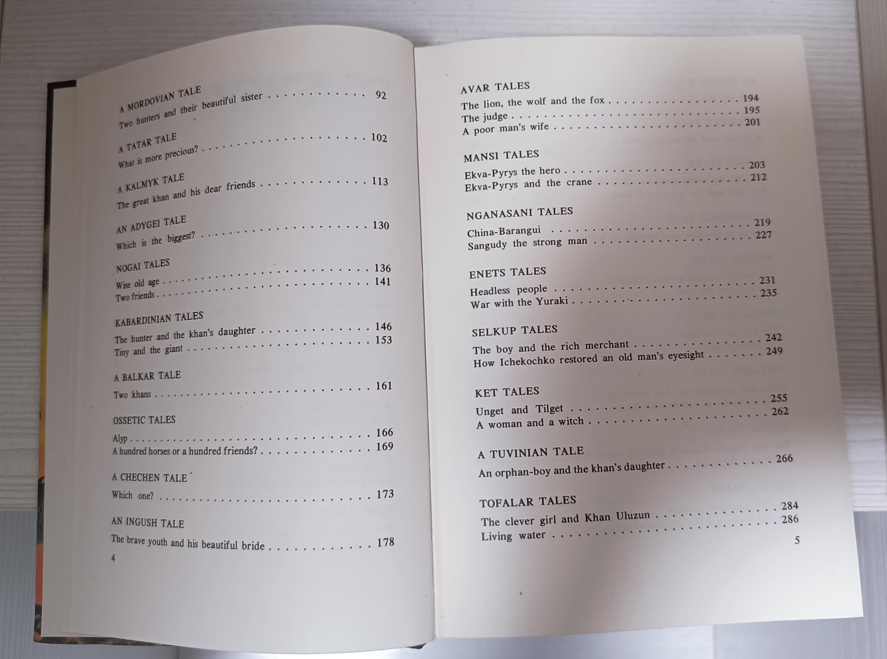 1990 Contes populaires de Russie  Olga Sharze et publié par Raduga Publishing en vente 10