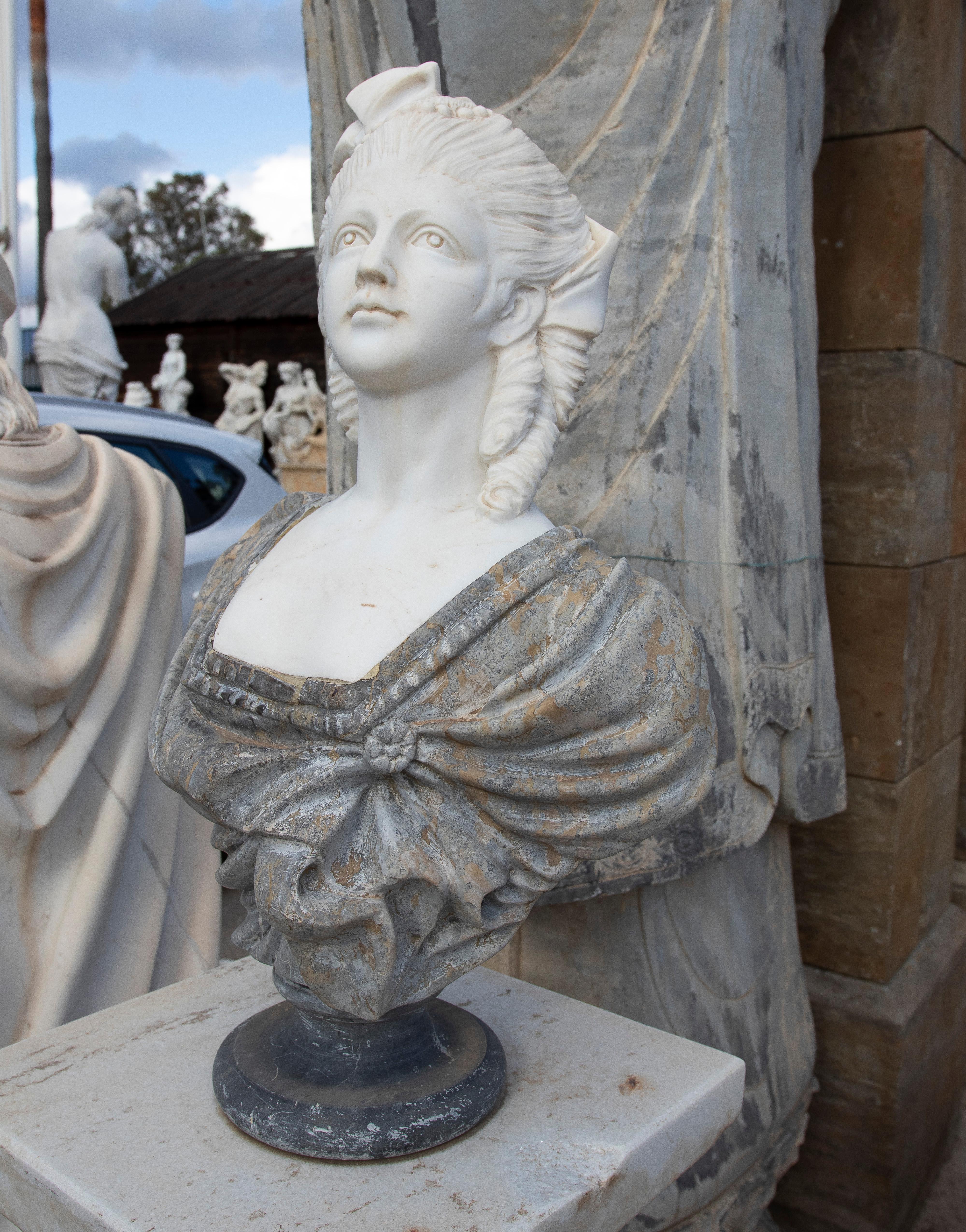 1990 French White Carrara & Giallo Marrone Marble Bust of Marie Antoinette In Good Condition In Marbella, ES