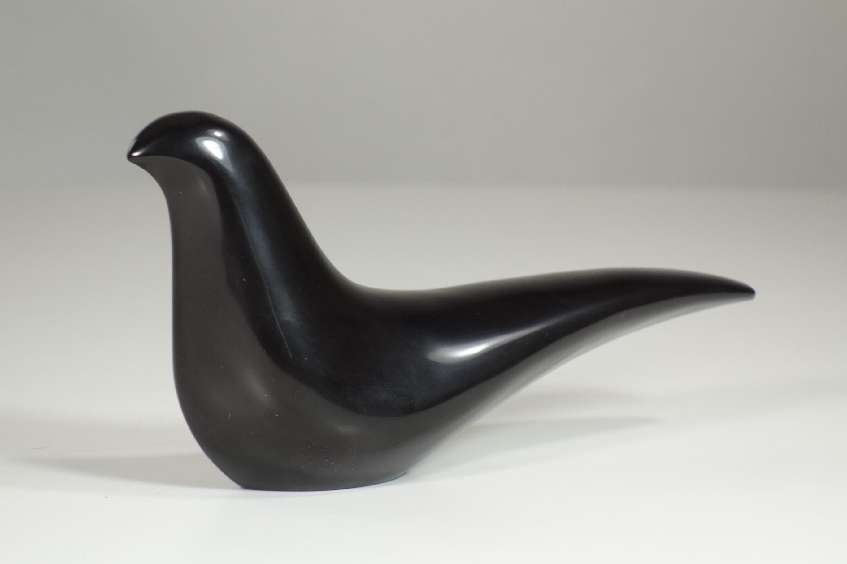 Schwarzer Marmorvogel
Giulio Lazzotti
Mageia Pietrasanta
Italien, 1990

Atemberaubender Vogel mit minimalistischem Design
Hohe Qualität der Herstellung
Perfekter Zustand
Aufkleber Label Mageia unter dem Boden
