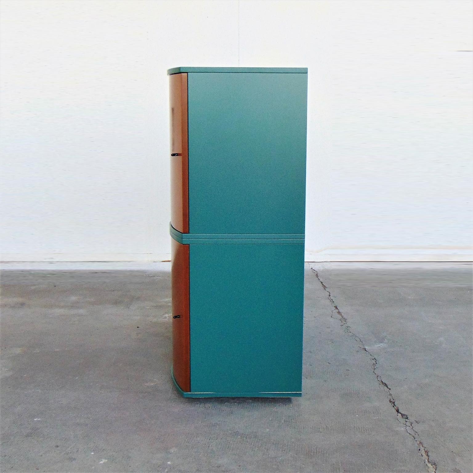 Bookshelf by Sormani for Roche Bobois Green Lacquer and Stained Cherrywood, 1990 In Fair Condition For Sale In Arosio, IT