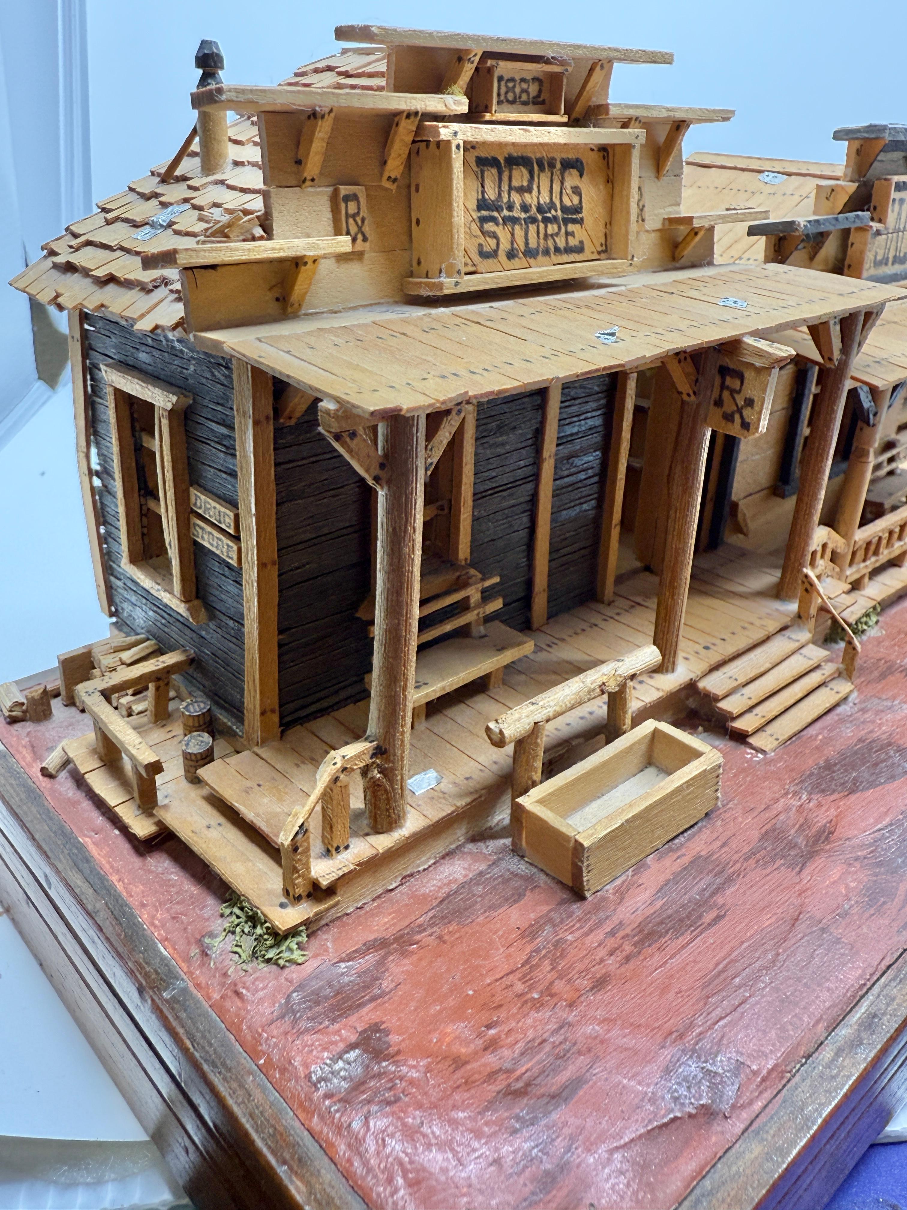 1990 Modello architettonico artigianale di arte popolare della città del selvaggio west con saloon in vendita 12