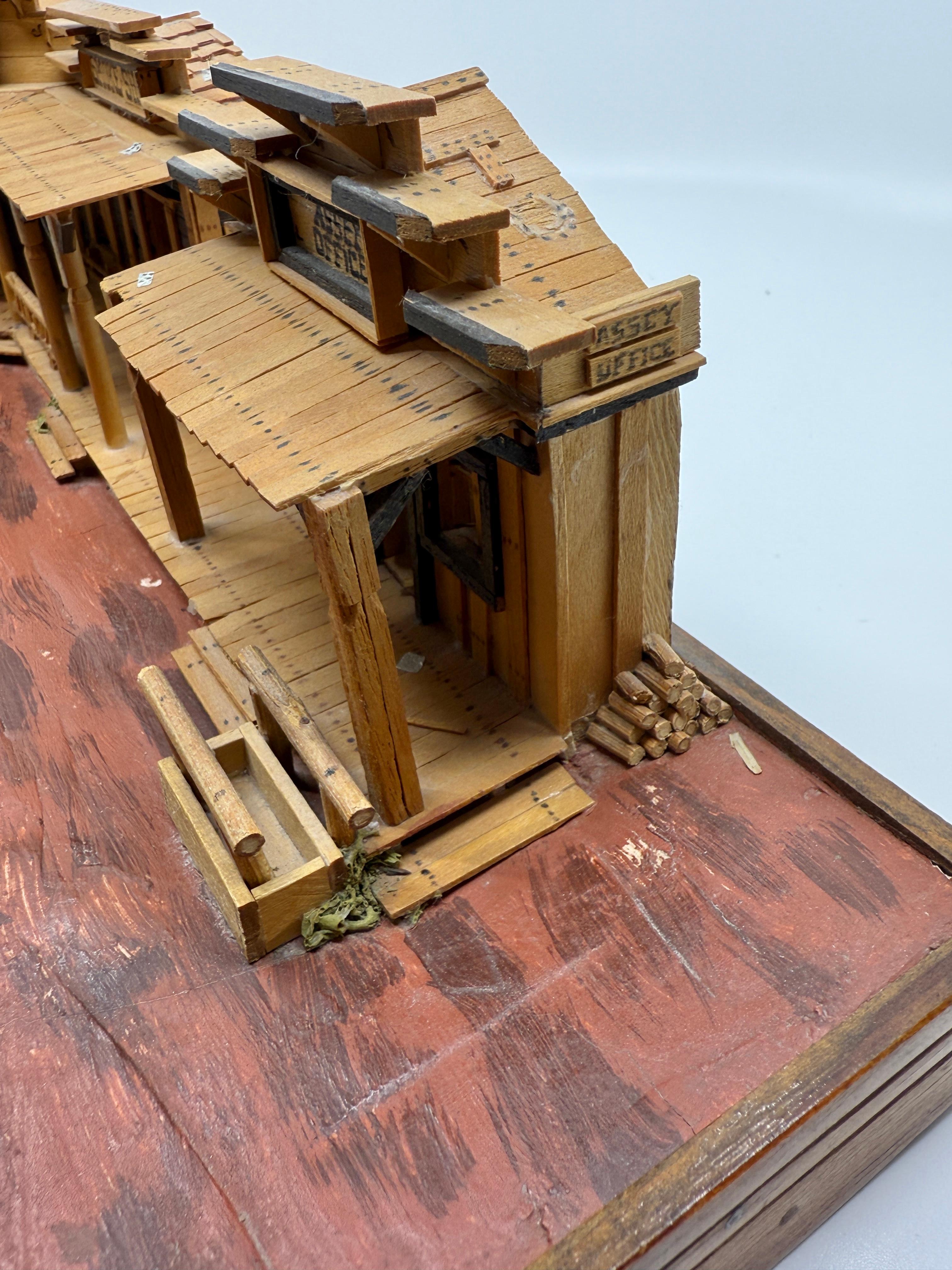 1990 Modello architettonico artigianale di arte popolare della città del selvaggio west con saloon in vendita 13