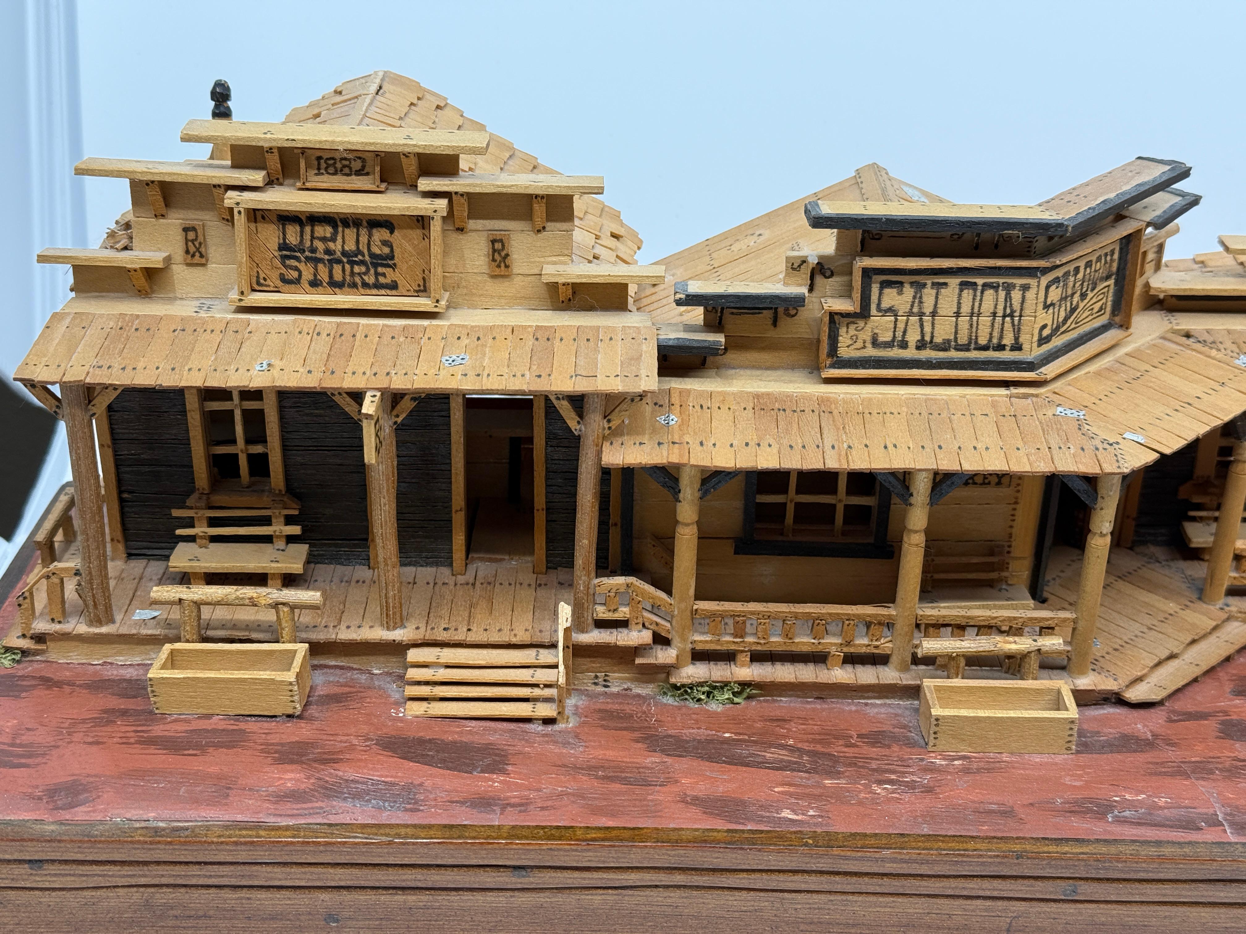Americano 1990 Modello architettonico artigianale di arte popolare della città del selvaggio west con saloon in vendita