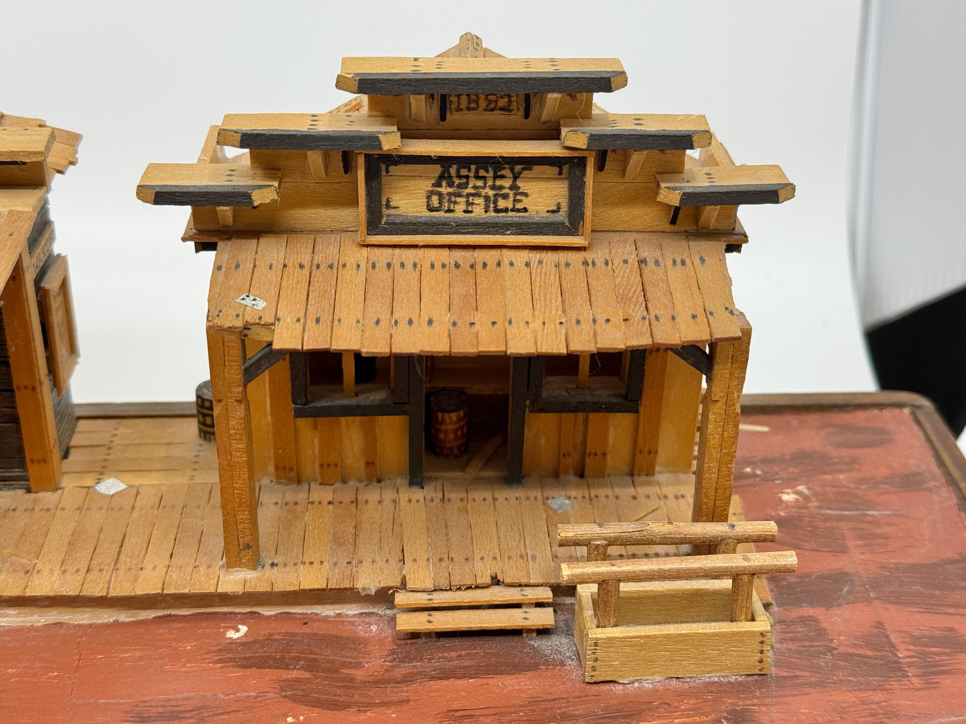 Fatto a mano 1990 Modello architettonico artigianale di arte popolare della città del selvaggio west con saloon in vendita