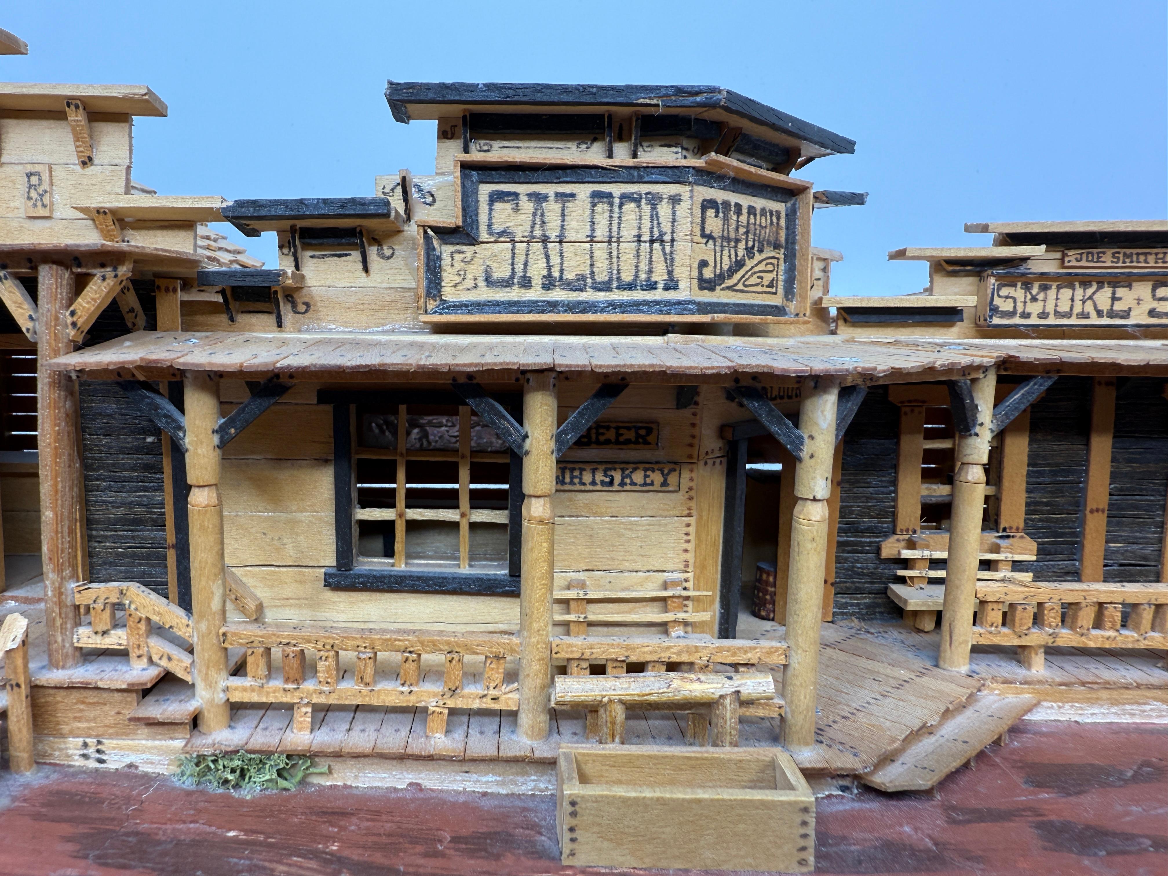 Legno 1990 Modello architettonico artigianale di arte popolare della città del selvaggio west con saloon in vendita
