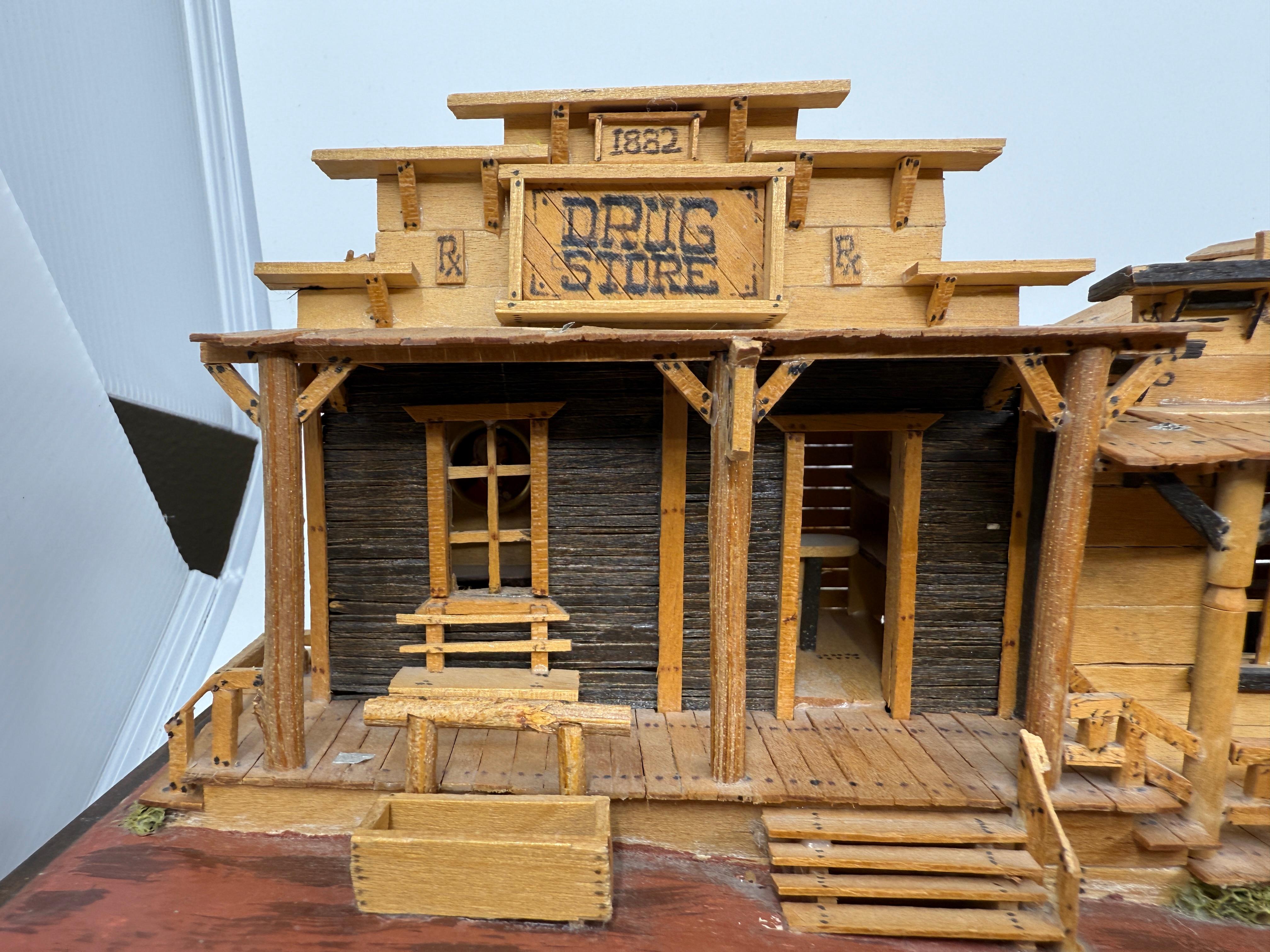 1990 Modello architettonico artigianale di arte popolare della città del selvaggio west con saloon in vendita 1