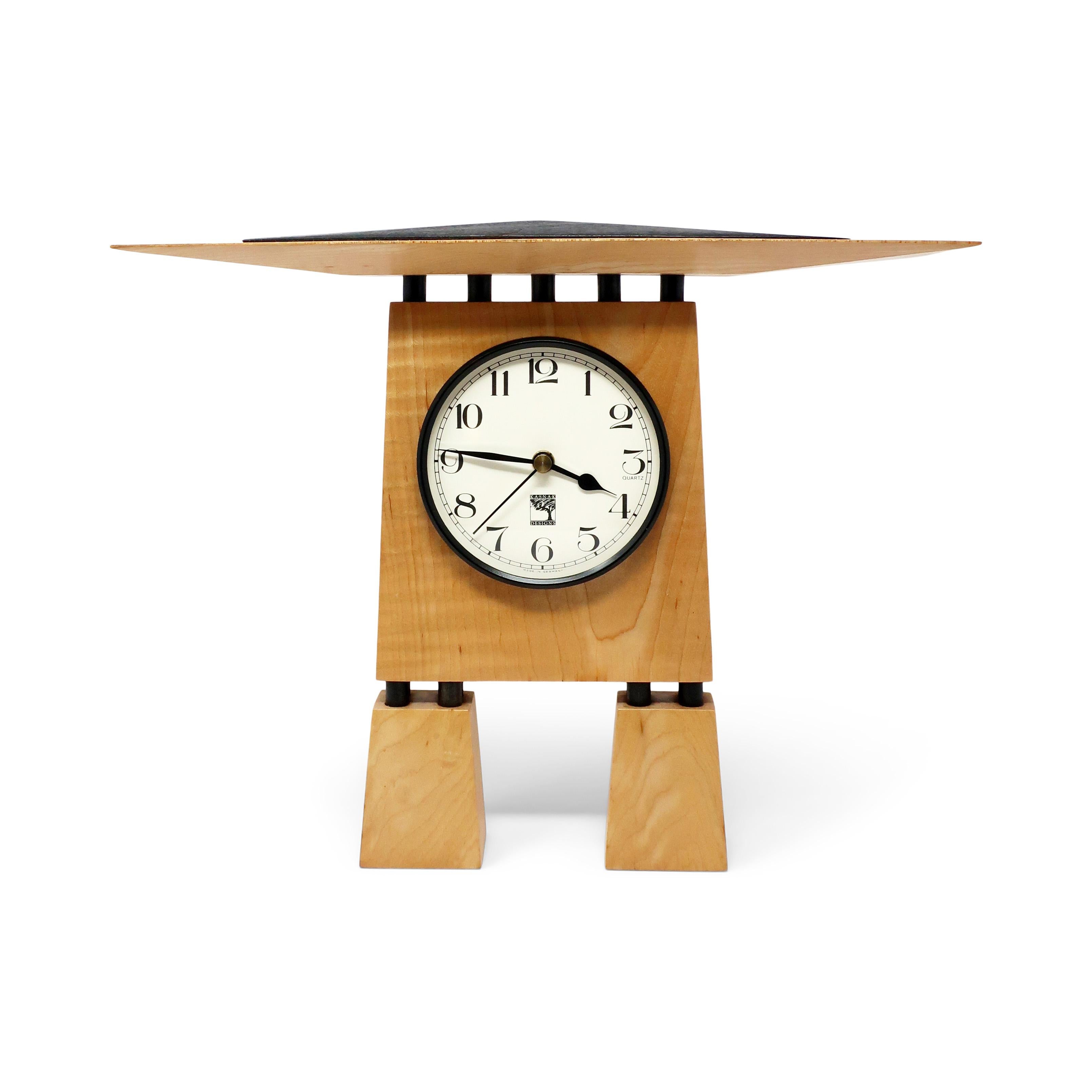Une magnifique horloge de cheminée en bois fabriquée à la main en 1990 par Kasnak Designs d'Indianapolis, Indiana.  Un mélange parfait de design postmoderne inspiré de Memphis Milano, d'artisanat Mission/Art & Crafts et d'architecture de style