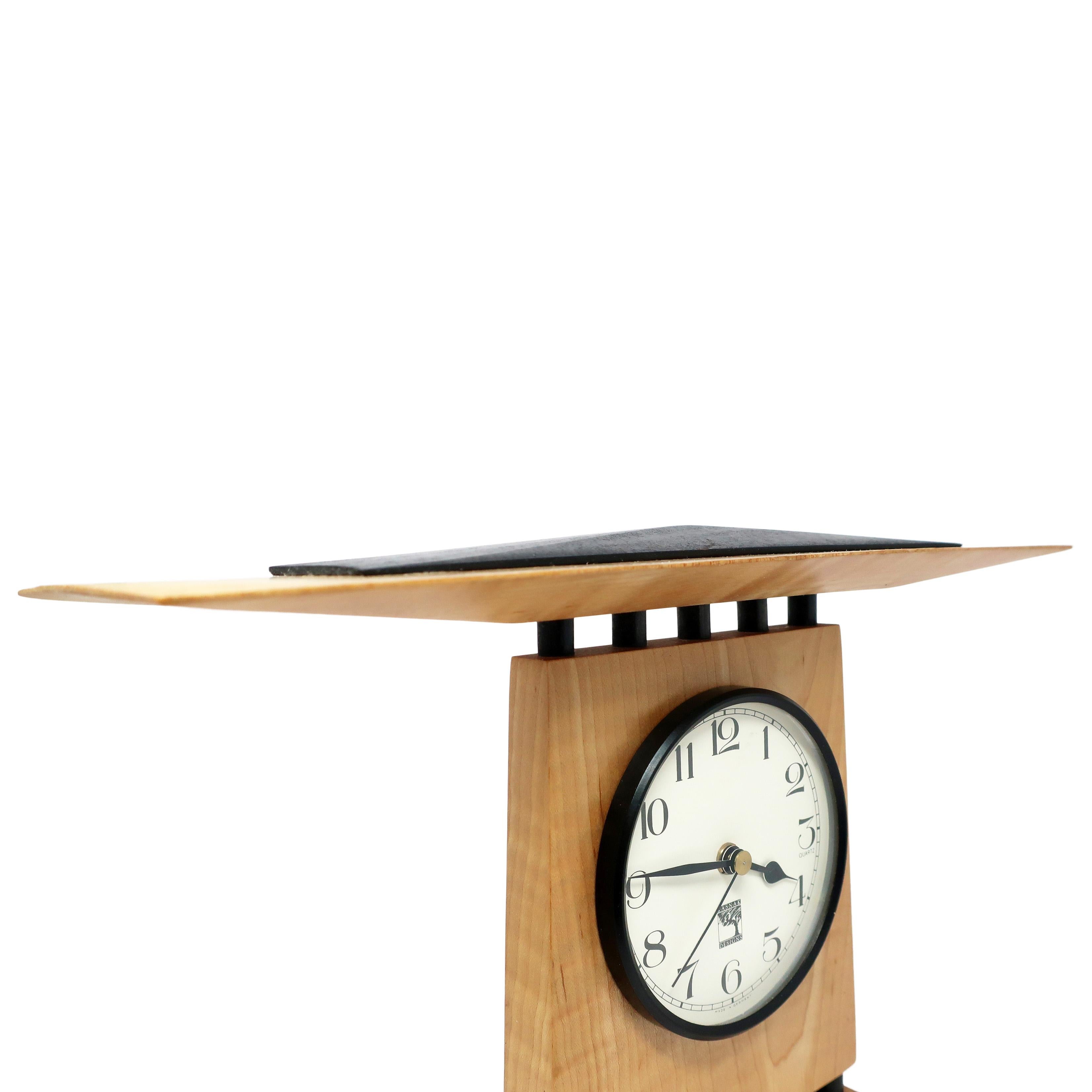 Horloge de cheminée en bois faite à la main par Kasnak Designs, 1990 Bon état - En vente à Brooklyn, NY