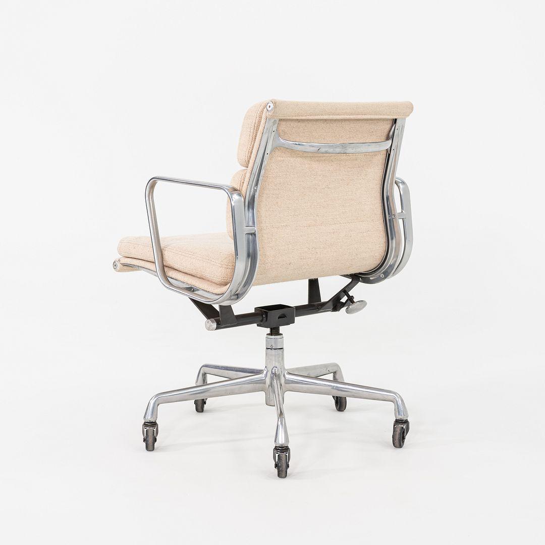 Dies sind die Eames Aluminum Group Soft Pad Management Chairs, Modell EA435, die ursprünglich von Charles und Ray Eames für Herman Miller im Jahr 1969 entworfen wurden. Diese Beispiele stammen aus dem Jahr 1990. Das Design besteht aus einem