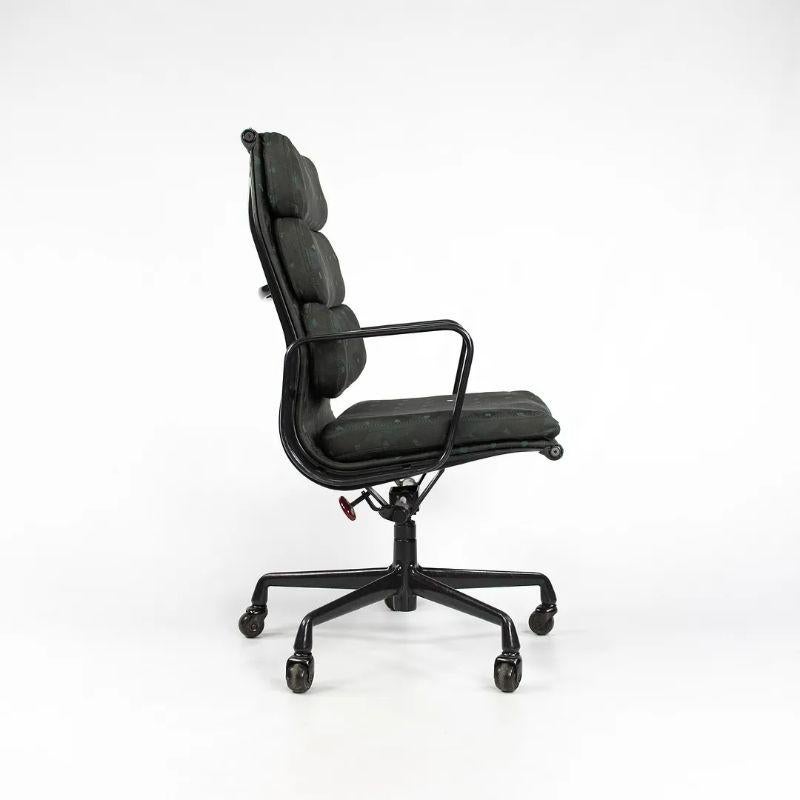 Le prix indiqué est celui d'une seule chaise, mais plusieurs chaises sont disponibles. Il s'agit d'une chaise de bureau à haut dossier en aluminium de la série Herman Miller Eames de 1990, conçue par Ray et Charles Eames. Il s'agit d'un modèle