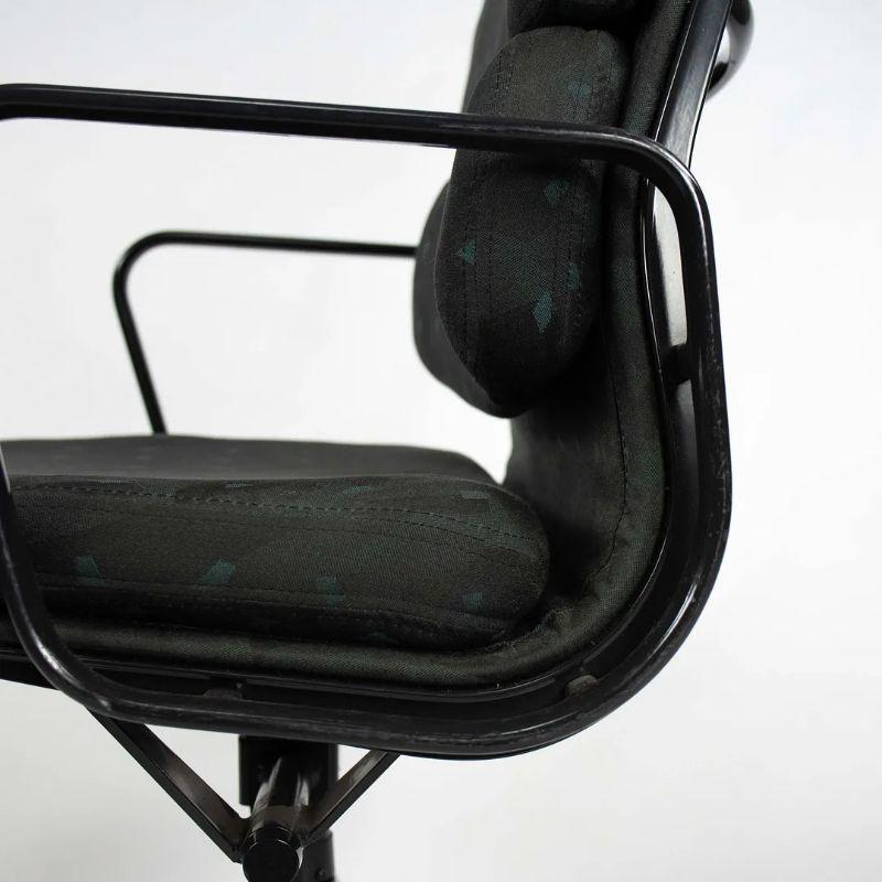 Chaise de bureau Eames Soft Pad avec tissu postmoderne foncé Herman Miller, 1990 en vente 2