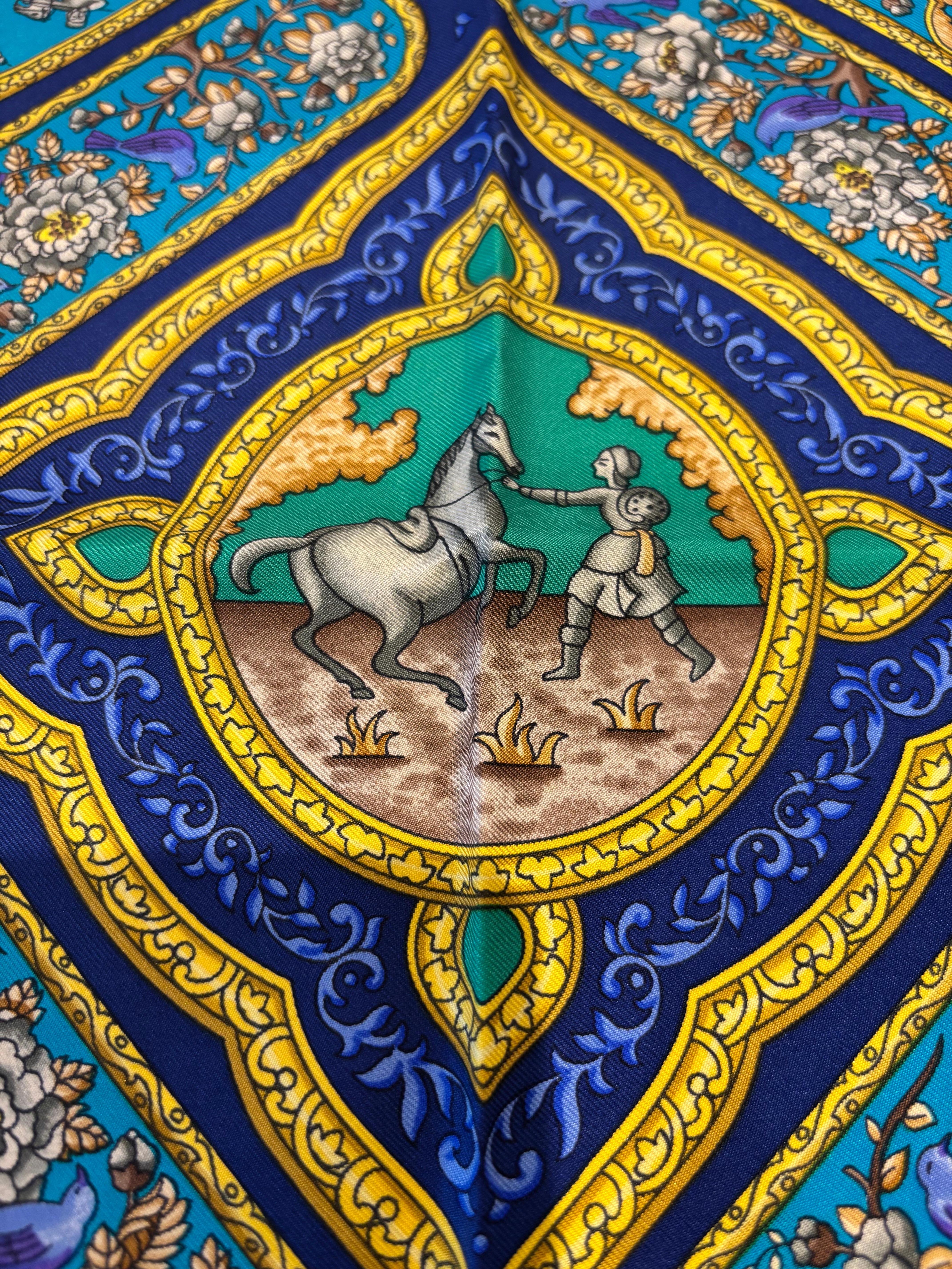 Diseñado por Catherine Baschet para Hermes en 1990, el pañuelo, que está en excelente estado, se inspiró en una caja persa que contenía útiles de escritura.
El diseño incluye flores, pájaros, hombres armados montados y bonitas cadenas doradas