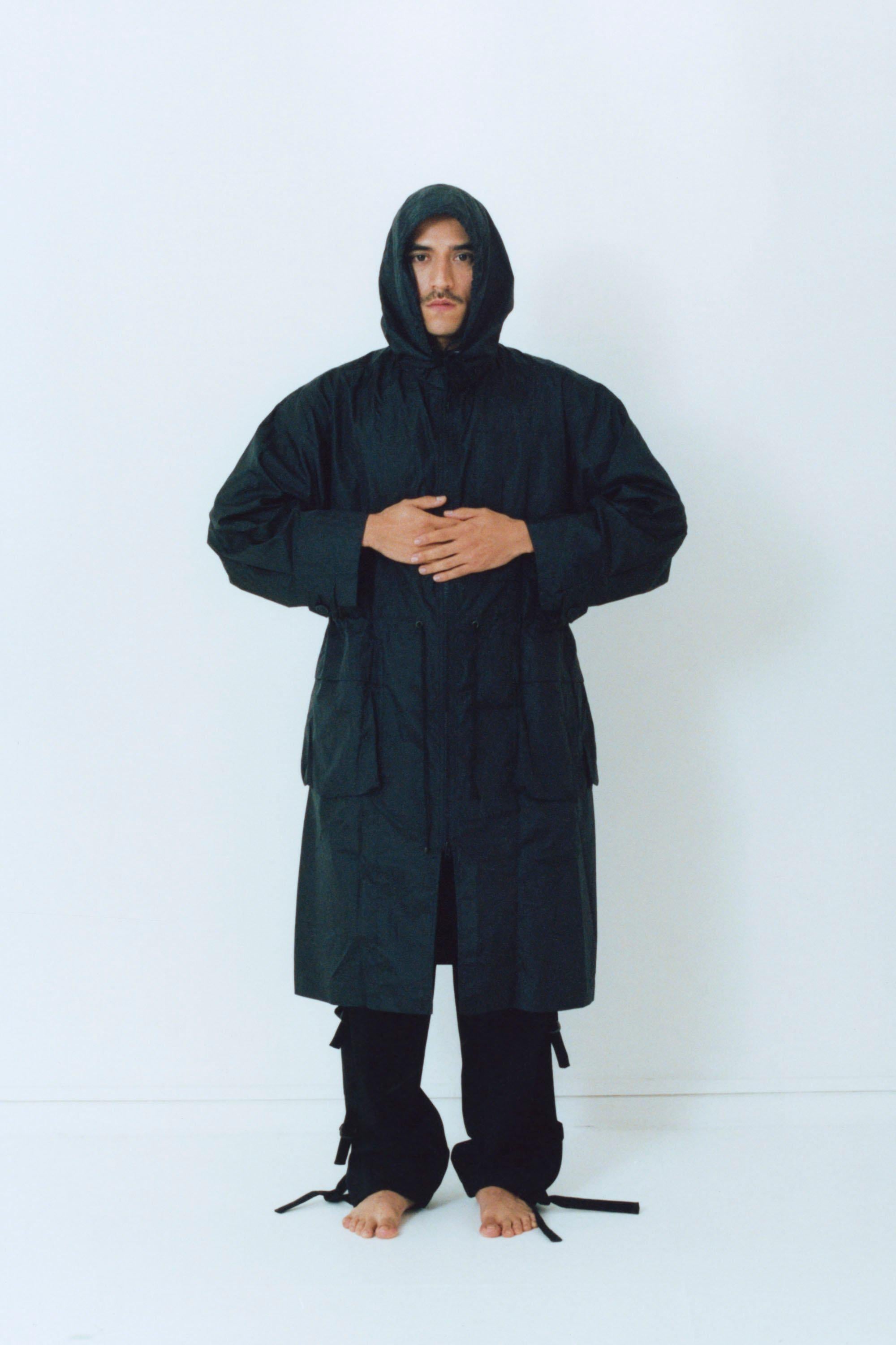 Vintage 1990 Issey Miyake wind coat. Detachable hood, zip closure, packable into a bag. Black.

Excellent condition 
