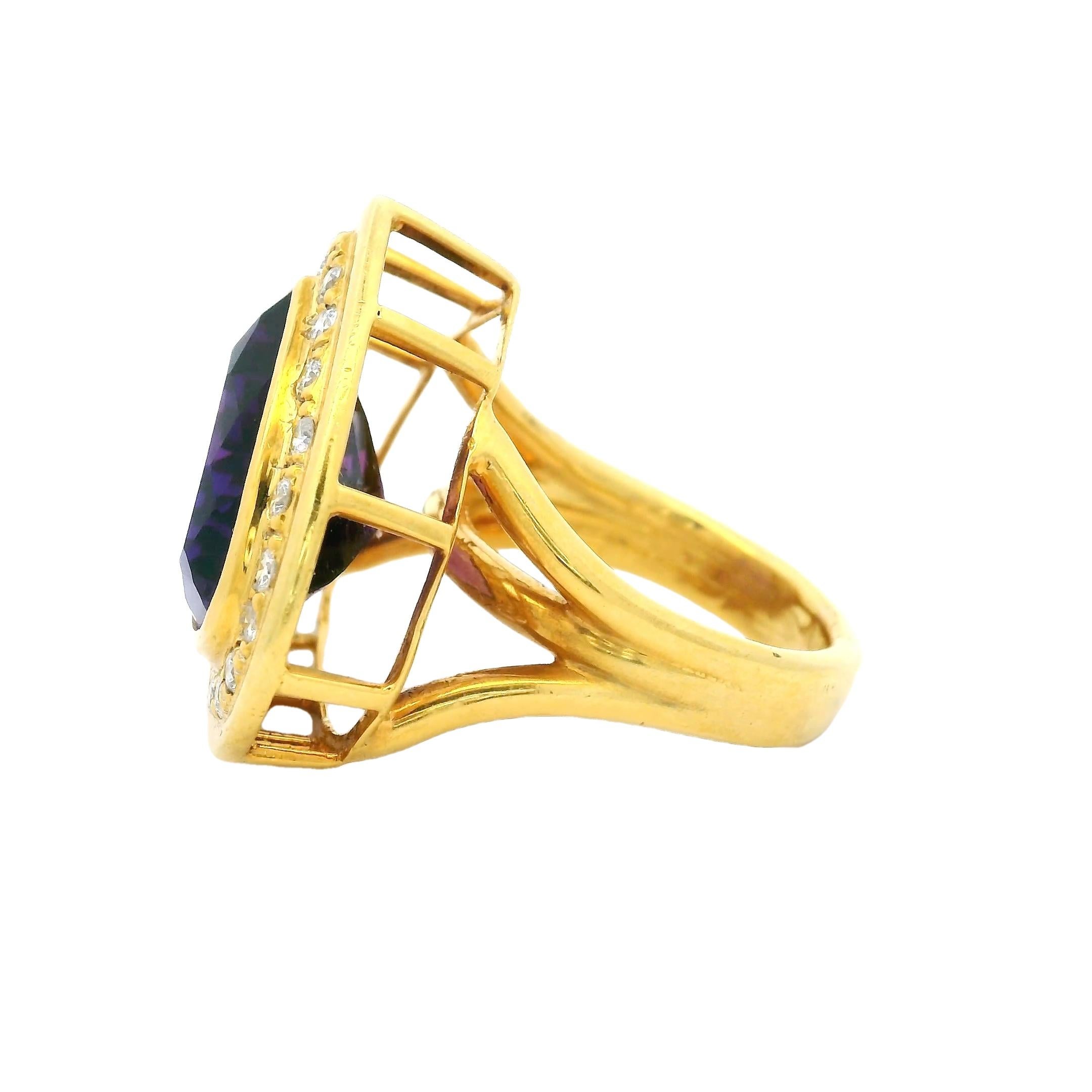 Expression époustouflante du design italien des années 1990, cette bague en améthyste en forme de cœur est à la fois romantique et architecturale. Fabriquée à la main en or jaune 18 carats, la bague est centrée sur une améthyste de 11,01 carats,