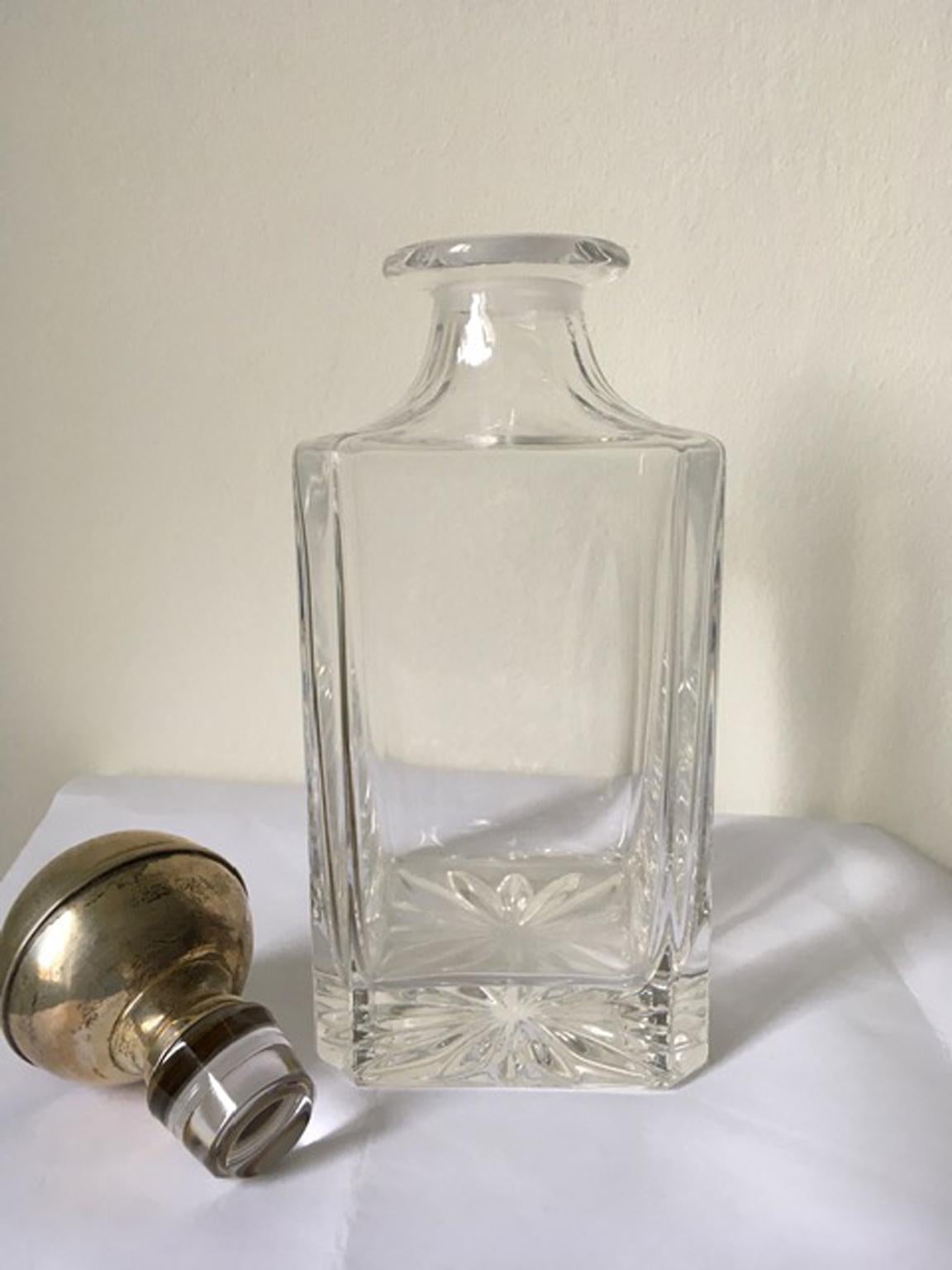 Cette élégante bouteille de whisky en cristal est dotée d'un bouchon en cristal recouvert d'argent.
La surface en argent présente les signes du temps, mais la bouteille reste une pièce de charme.