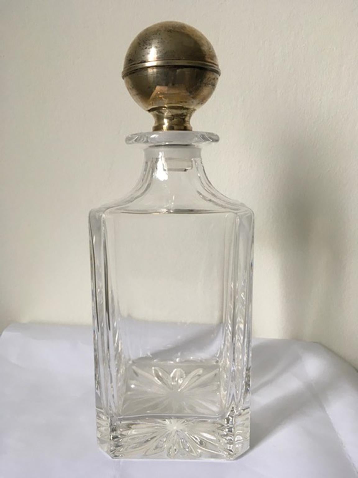 1990 Botella de cristal de diseño italiano con tapón de plata Posmoderno en venta