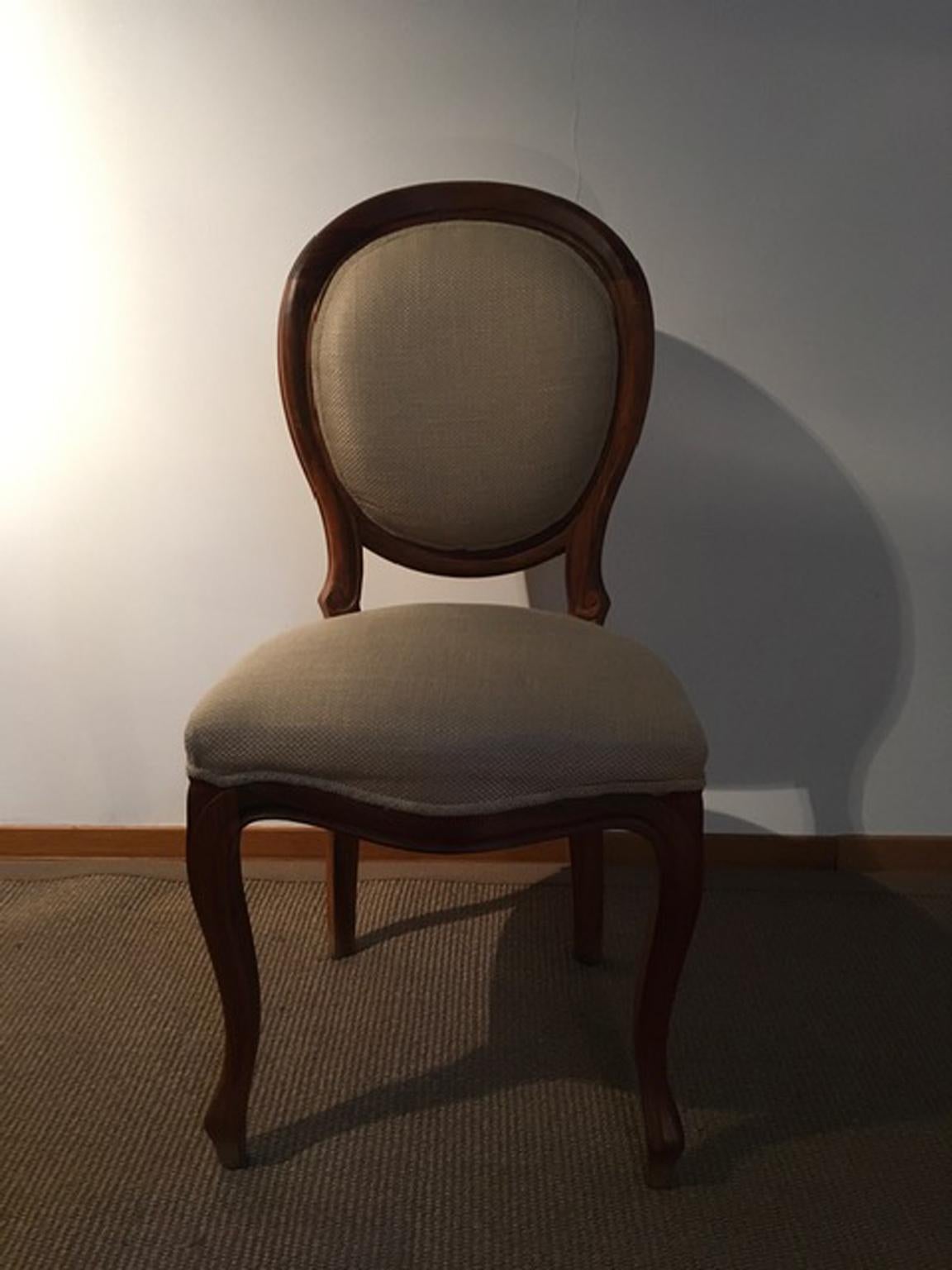 Dies ist ein Satz von 4 Stühlen in Nussbaum und gepolstert in Leinenstoff, vollständig in Italien in den 1990' Jahren gemacht. Das Design ist traditionell und zeitlos, die Struktur in Nussbaum, ist in sehr guten Bedingungen und der Stoff auch und es