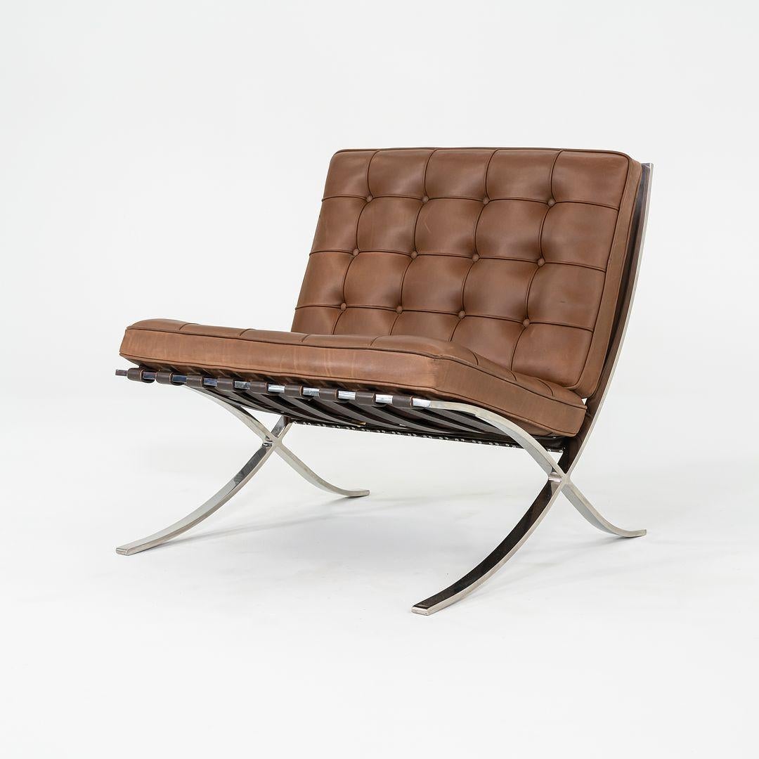 Il s'agit de chaises longues Barcelona, modèle 250LS, initialement conçues par Mies van der Rohe et Lilly Reich en 1929. Ces exemplaires ont été produits par Knoll aux États-Unis en 1990. Le prix indiqué comprend une chaise, et nous avons cinq
