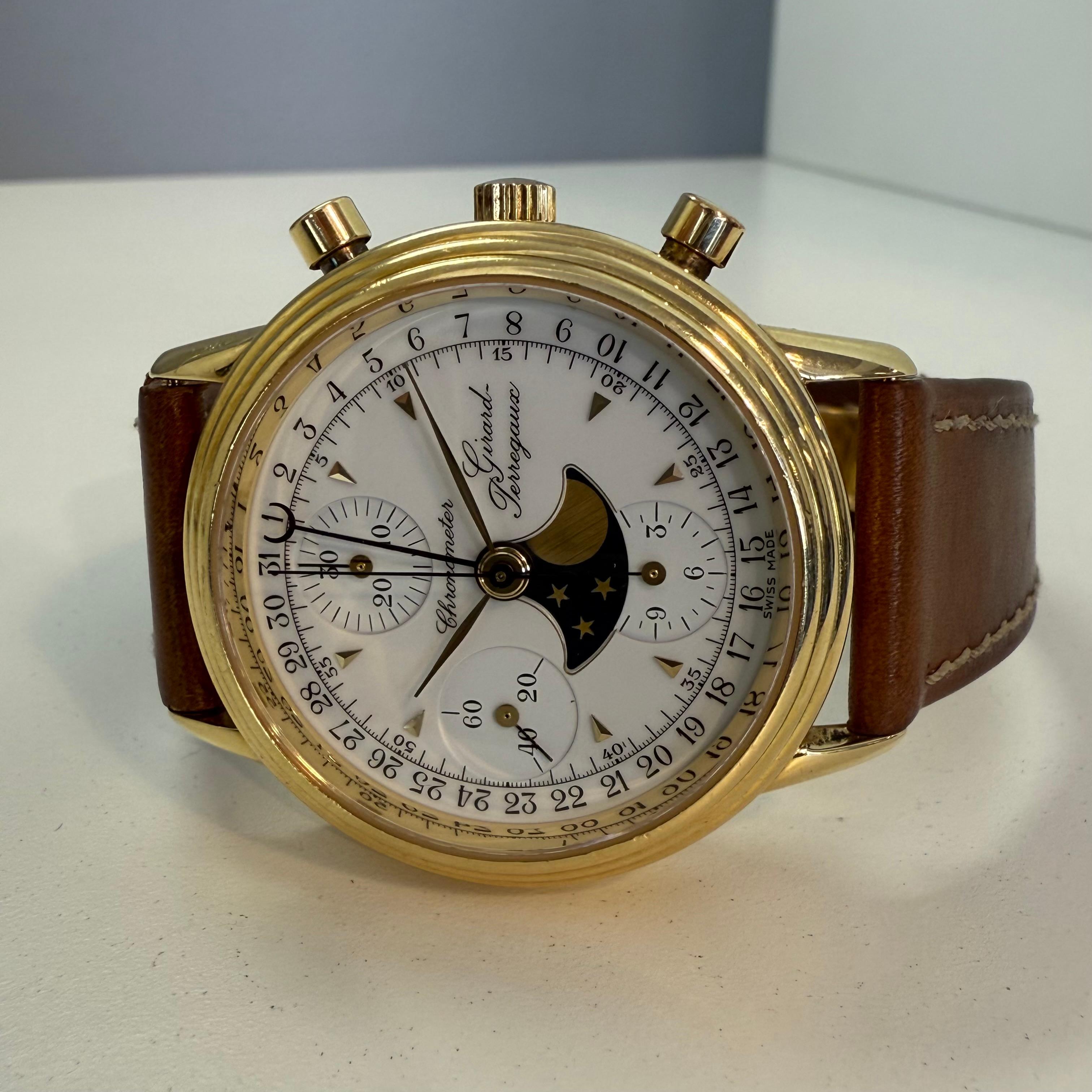 Schöner und technisch fortschrittlicher Girard Perregaux Chronograph
Ref. 4745 ABl.
1990s
Ewiger Kalender und Mondphasen
Rundes Gehäuse aus Gelbgold
Braunes Lederband
Weißes Zifferblatt
3 Indexe, Kalender, Mondphasen, arabische Ziffern
37 mm