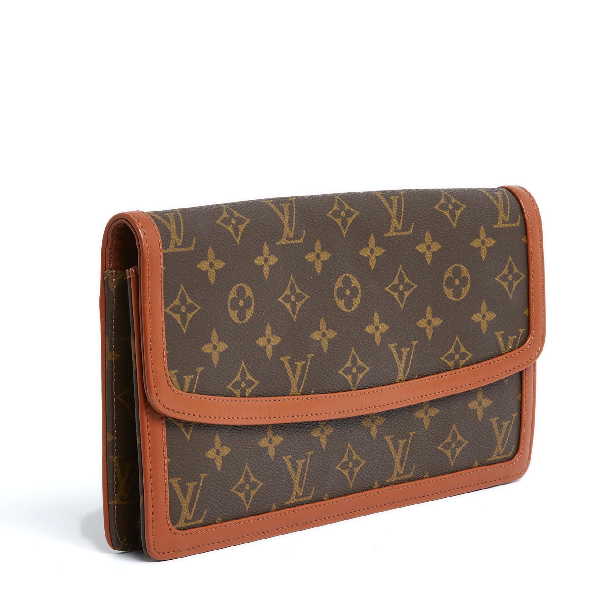 Louis Vuitton clutch circa 1990, Félicie style, in monogram canvas and tan leather, coordinated leather interior with one patch pocket and one zipped pocket, flap closed by pressure. Width 29.2 cm x height 16.2 cm x depth (empty) 3 cm. The cover is