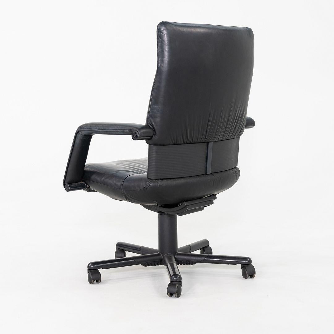 Dies ist ein Figura Desk Office Chair, der 1979 von Mario Bellini für Vitra entworfen wurde. Diese Beispiele stammen aus dem Jahr 1990. Die Stühle haben ein Aluminiumgestell und eine mit schwarzem Leder gepolsterte Sitzfläche. Die Stühle sind