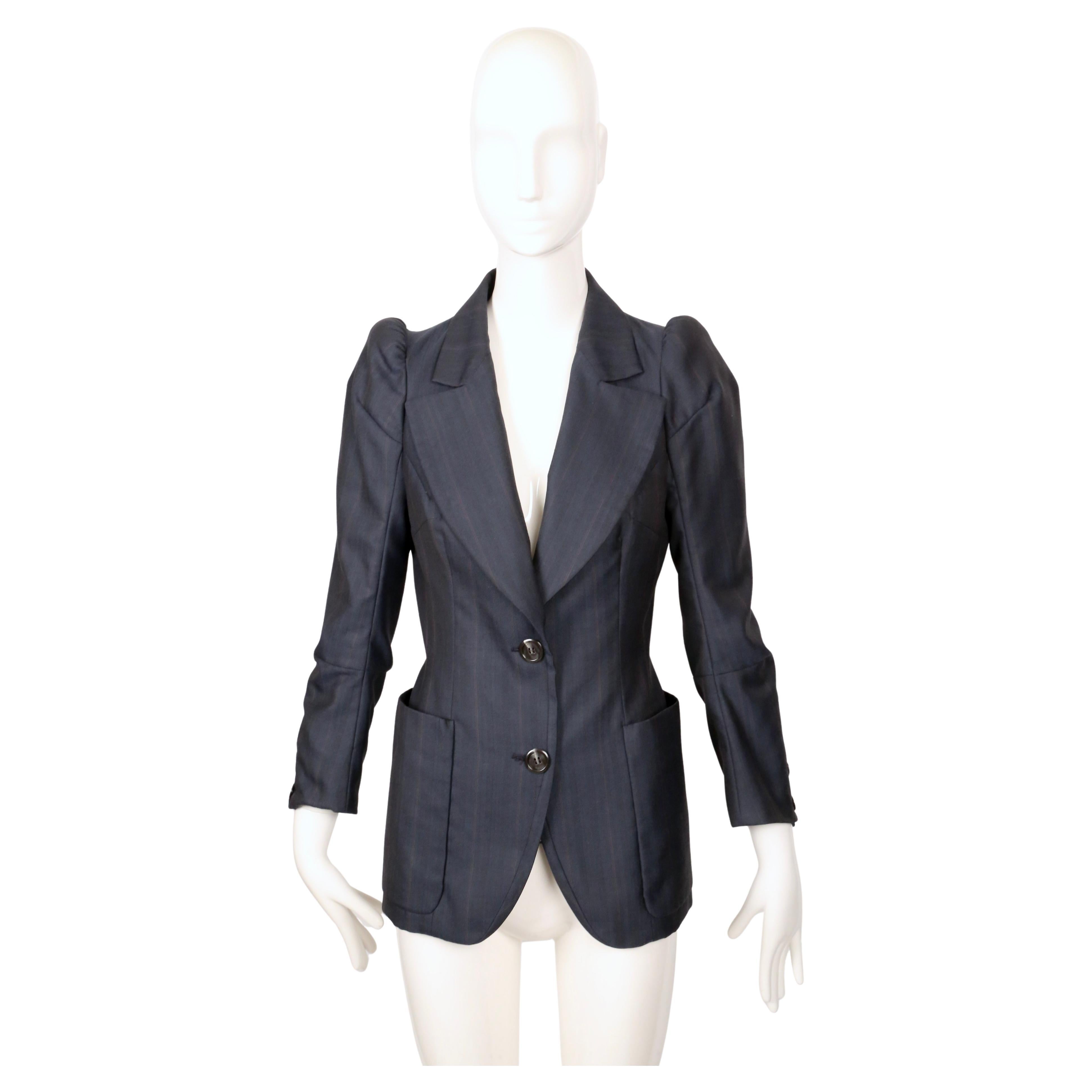 MARTIN MARGIELA
Blazer en laine bleu/gris à rayures ton sur ton, printemps-été 1990.

Ce blazer exceptionnellement rare de la collection Printemps 1990 de Maison Martin Margiela illustre la coupe déconstructiviste et la précision anatomique du