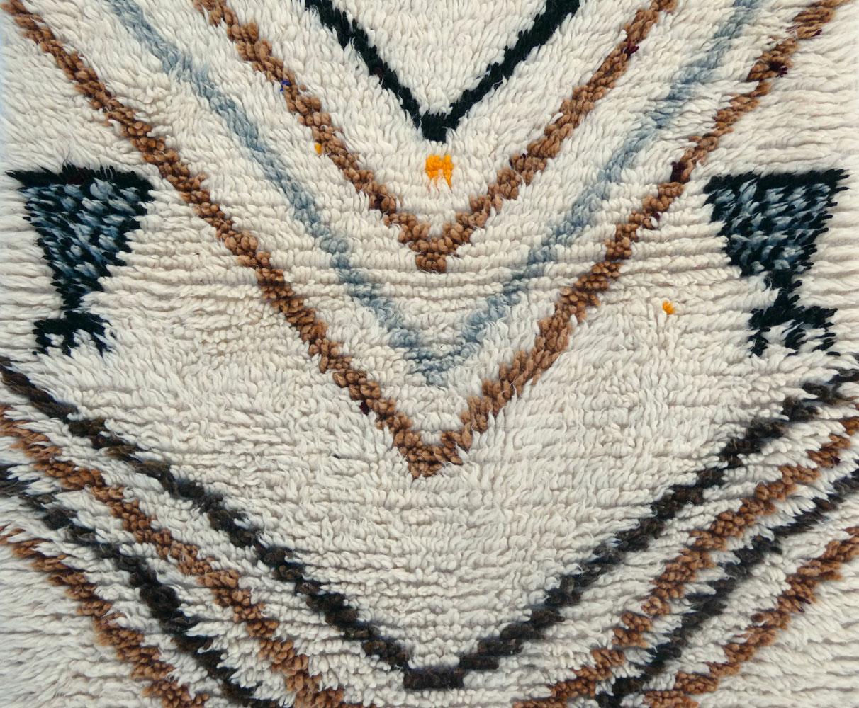 CIRCA 1990 Tapis marocain Azilal tissé à la main avec de la haute laine ivoire, brune et noire dans un design berbère .
Dimensions : 2'8 x 3'11  