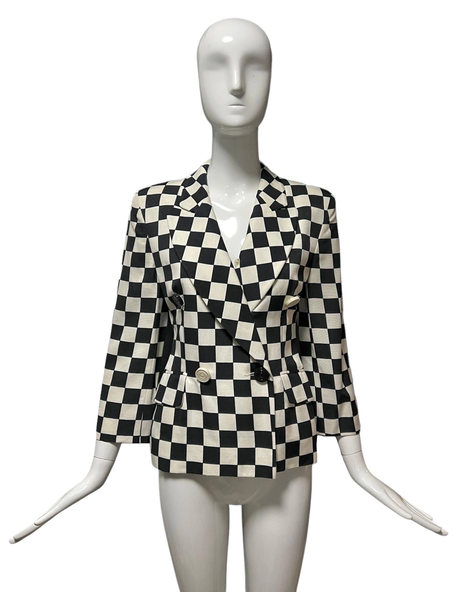 Blazer vintage à carreaux noirs et blancs de Moschino, datant de 1990. Ce modèle fantaisiste présente des boutons à carreaux noirs et blancs avec un motif à carreaux sur l'ensemble du corps et un devant à double boutonnage. 

Taille : Taille