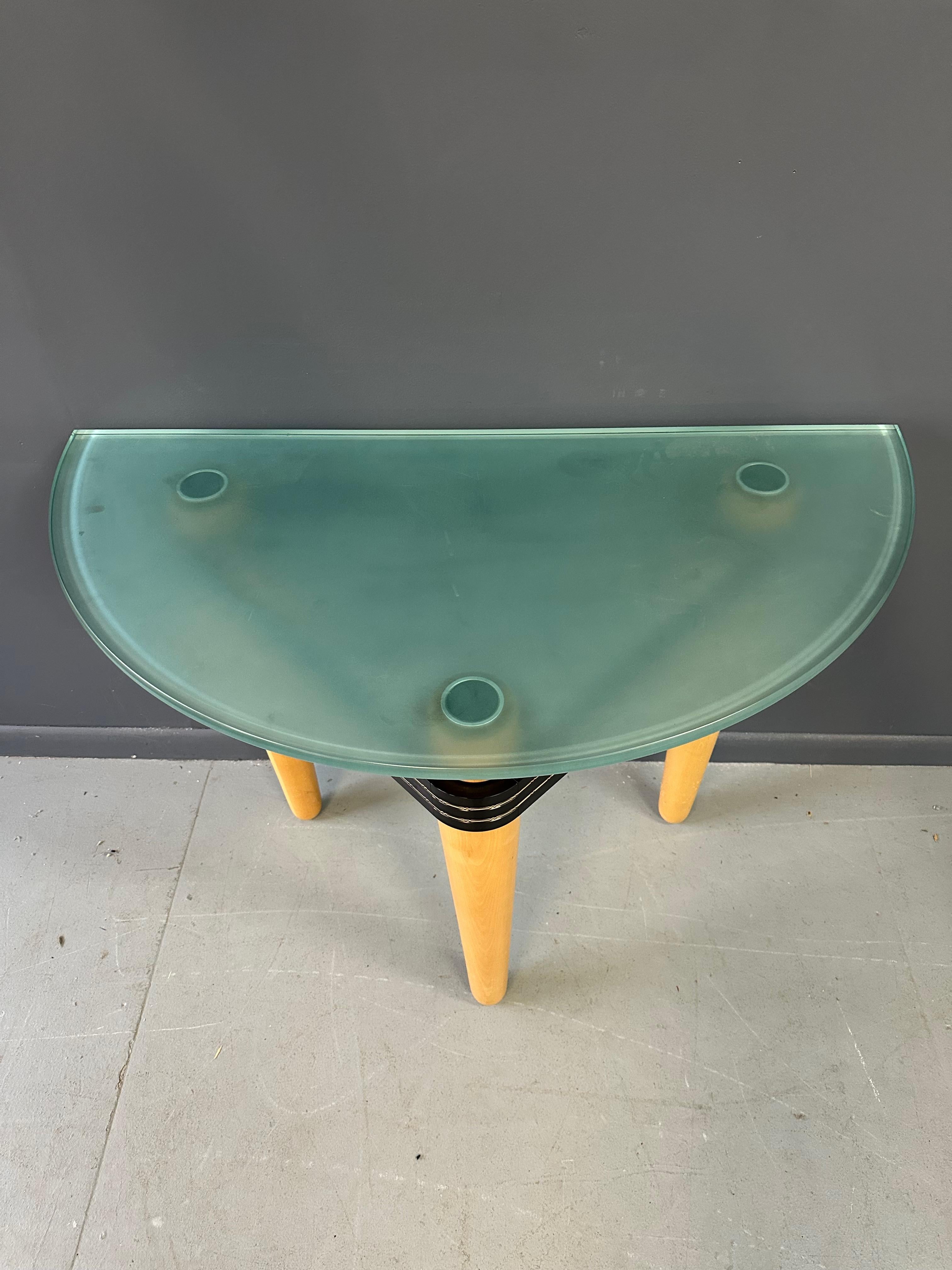 Fabriquée par Kaiser Newman en 1990, cette table de hall Demi-Lune est un modèle intemporel en hêtre. Sa courbe élégante et ses lignes épurées ajoutent une touche de sophistication à toute entrée ou espace de vie. Un must pour ceux qui recherchent à