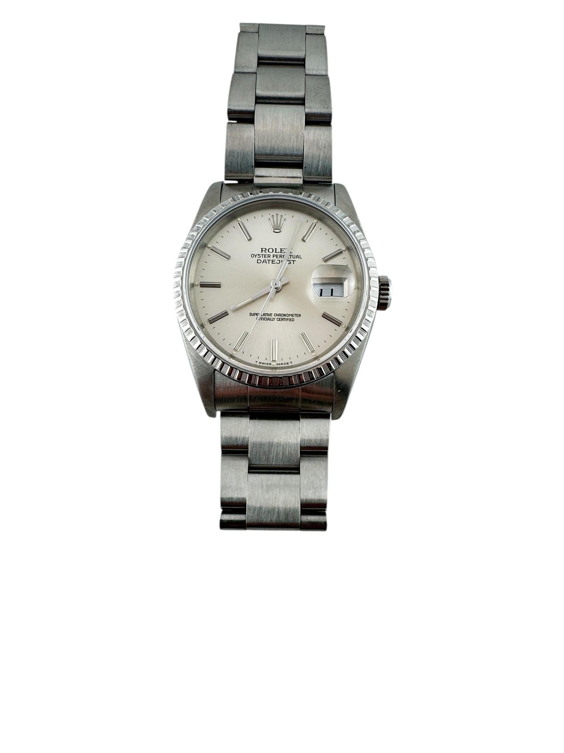 1990 Montre Rolex Datejust pour homme

Modèle : 16220
Série : E308864

Cette montre Rolex classique est sertie dans de l'acier inoxydable.

Boîtier de 36 mm de diamètre

Cadran argenté avec repères en forme de bâtons

Le bracelet en acier inoxydable