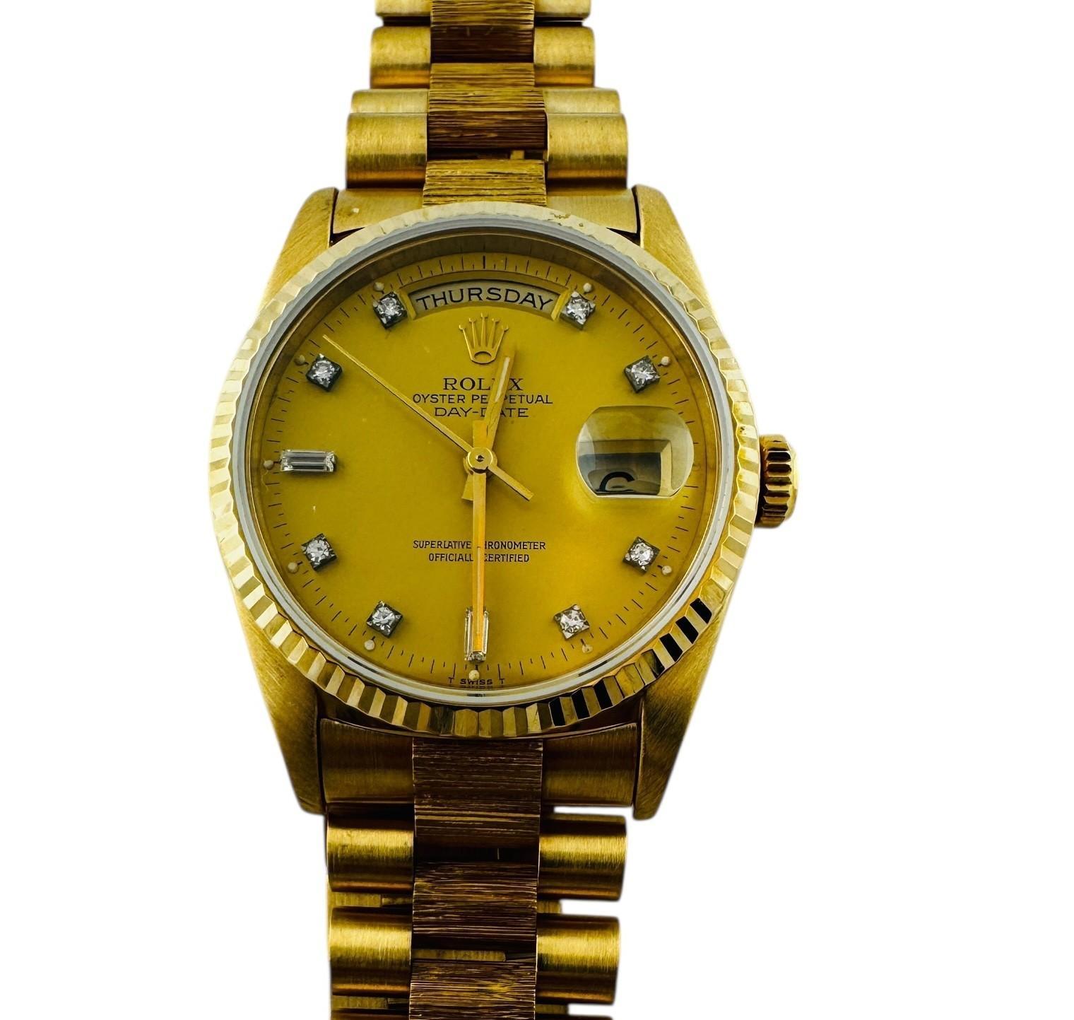 1990 Montre Rolex Day-Date President

Modèle : 18248
Série : E840743

Cette montre classique Rolex Day-Date President est sertie dans de l'or jaune 18 carats massif.

Boîtier de 36 mm

Cadran champagne avec indicateurs de jour et de date et index en