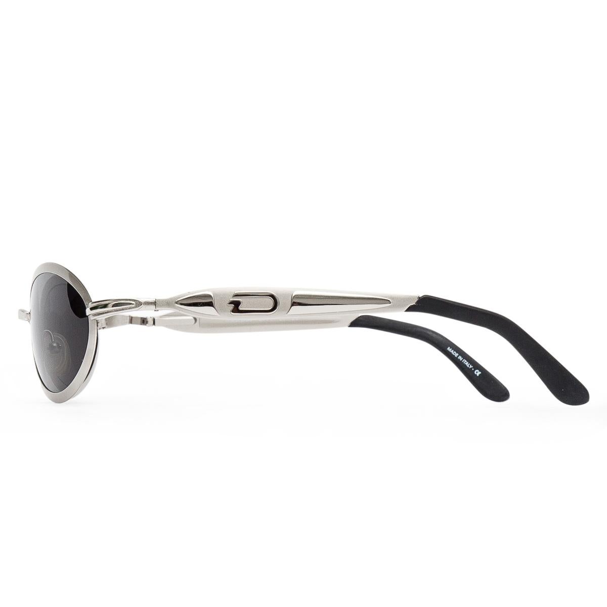 Original Derapage pair of vintage sunglasses made in Italy in the 90's. Oval and metal model. The end-part of the temple is made in acetate for more comfort. Uniform grey lenses.

Measurements
- Distance between temples = 130 mm
- Temple length =