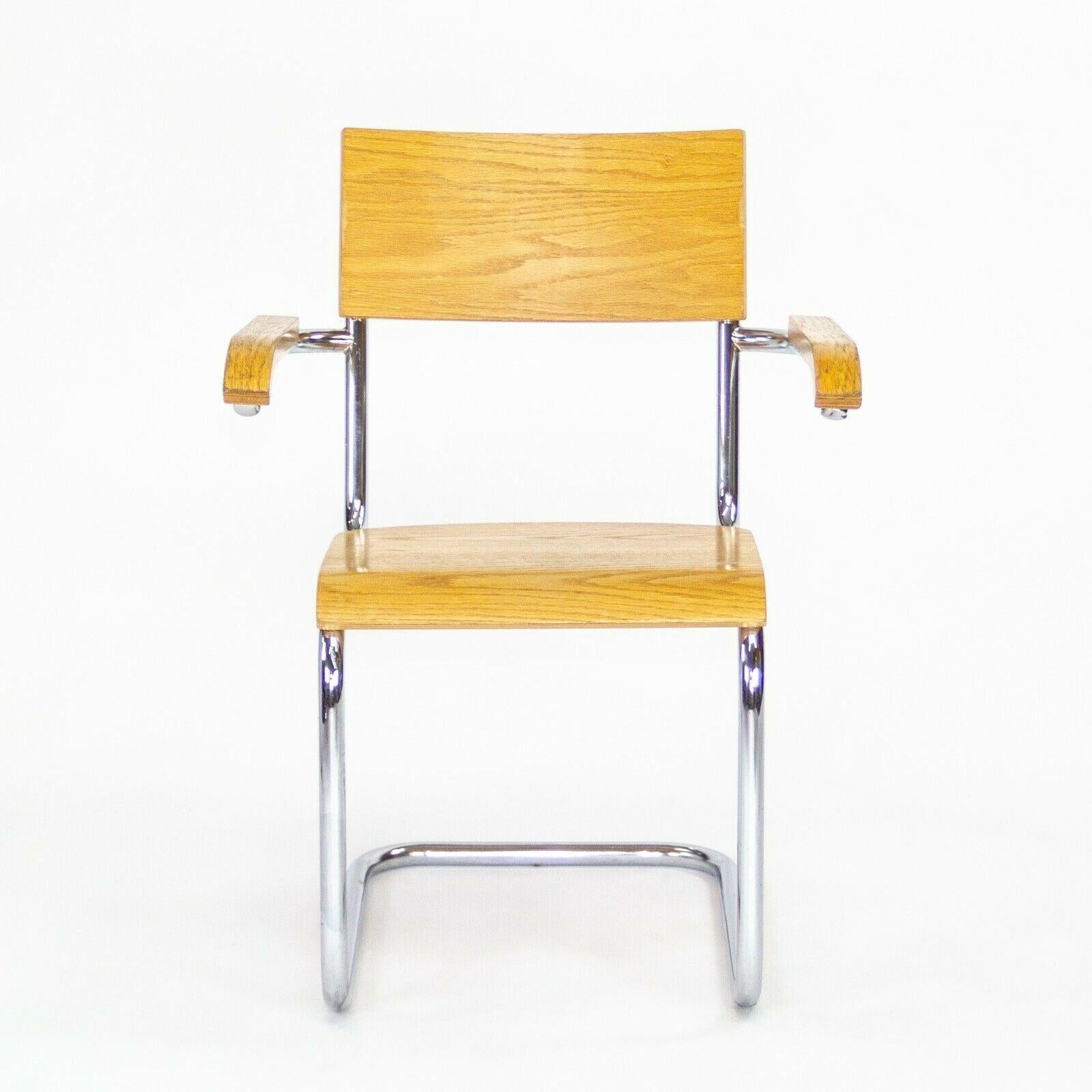 Zum Verkauf steht ein Satz von drei Freischwinger-Esszimmerstühlen mit Armlehnen, hergestellt von Thonet und vermutlich von Mart Stam entworfen. Thonet ist ein historisch bedeutendes Möbelunternehmen, das ursprünglich eine Reihe von innovativen, vom