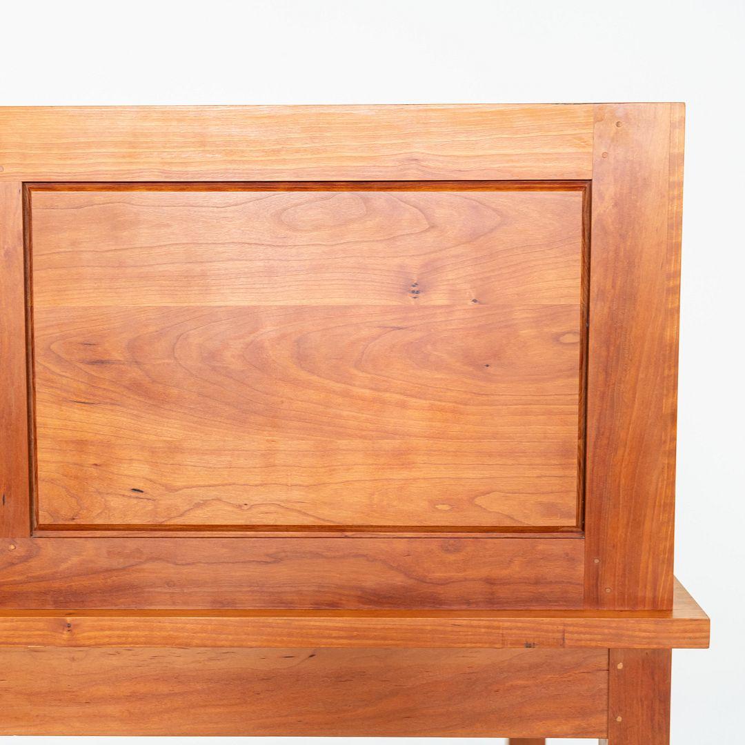 1990 Thomas Moser Library Desk in legno massiccio di ciliegio 48x37 in in vendita 4
