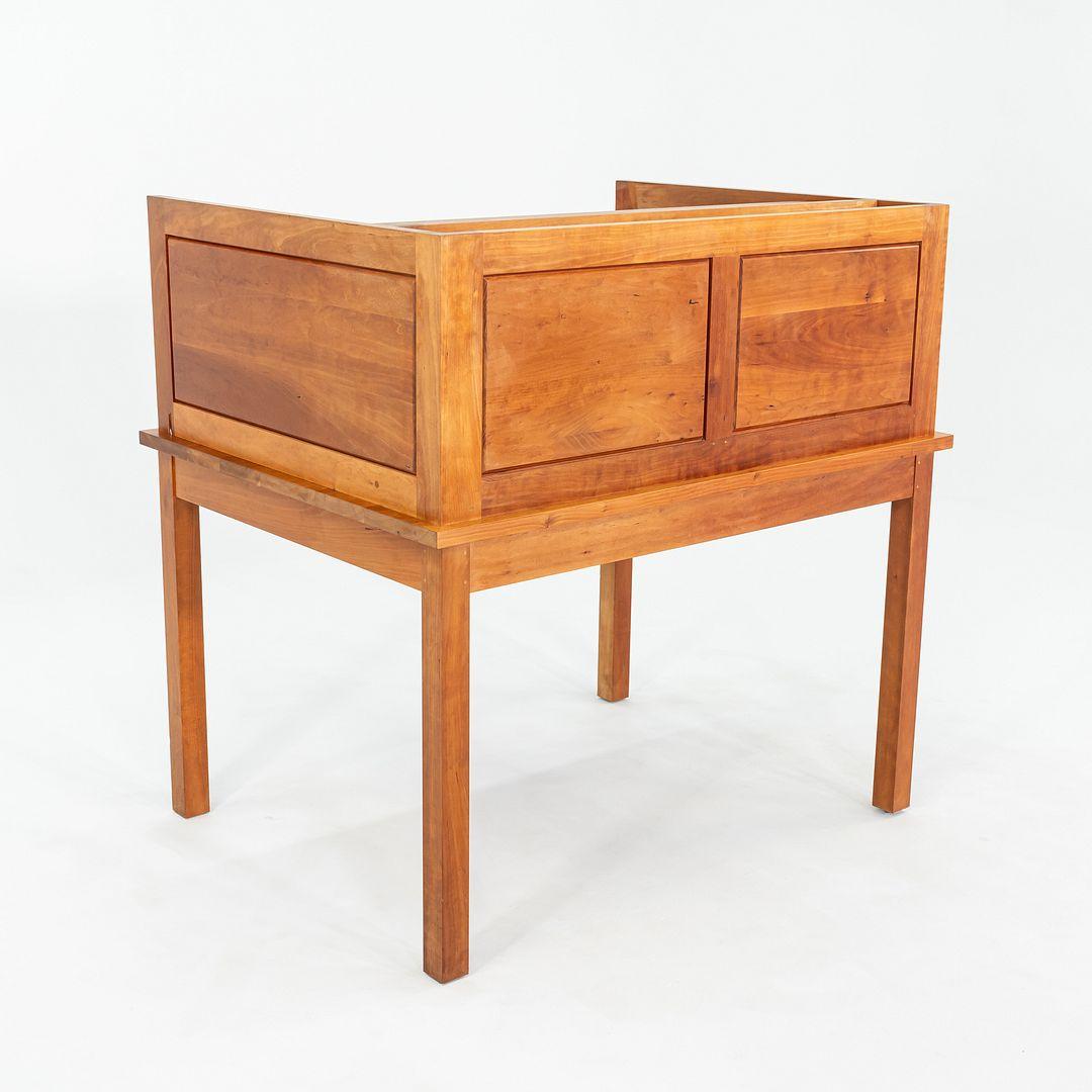 Moderno 1990 Thomas Moser Library Desk in legno massiccio di ciliegio 48x37 in in vendita