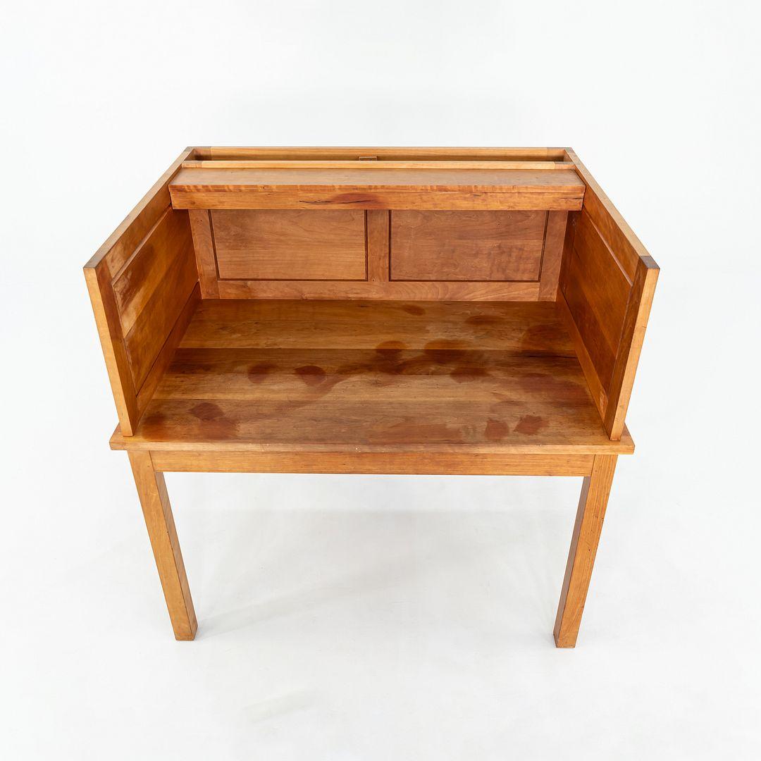 1990 Thomas Moser Library Desk in legno massiccio di ciliegio 48x37 in in vendita 1