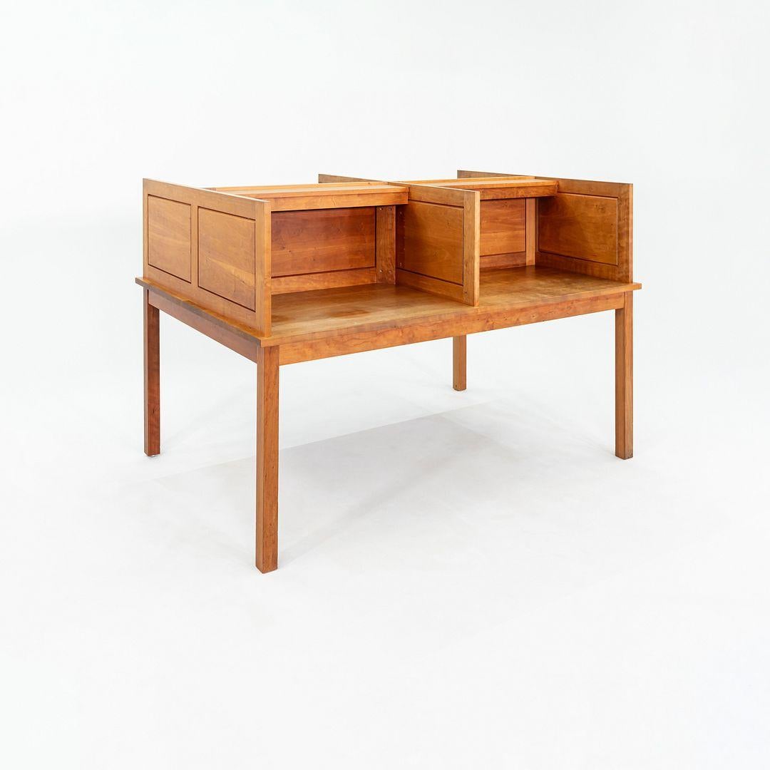 Questo è uno scrittoio da biblioteca, disegnato da Thomas Moser e prodotto da Thos. Moser Cabinetmakers con sede a Auburn, nel Maine. Questo pezzo risale al 1990. Questa scrivania è realizzata in legno di ciliegio ed è divisa in quattro