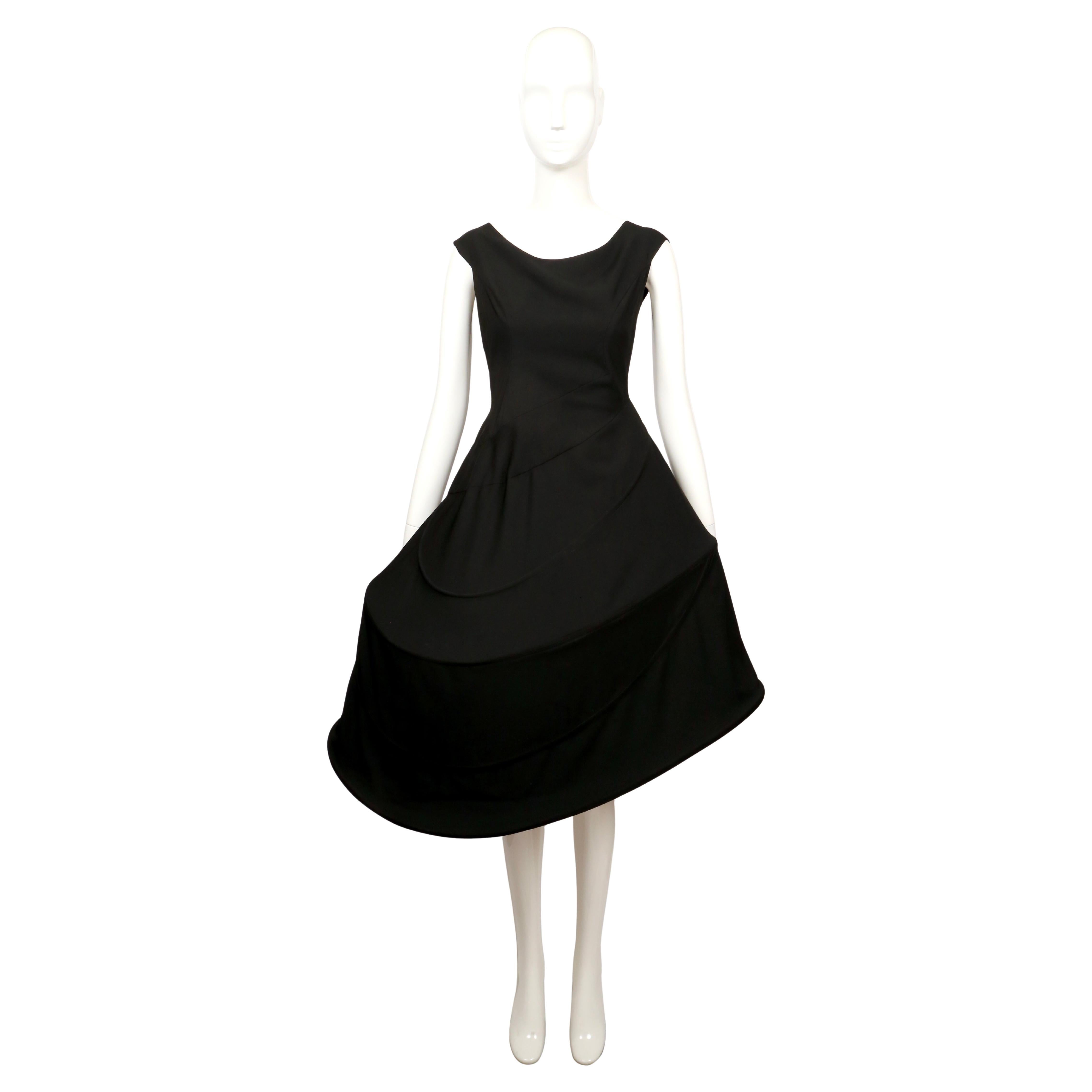 1990 YOHJI YAMAMOTO - Robe à cerceaux noire à coutures asymétriques