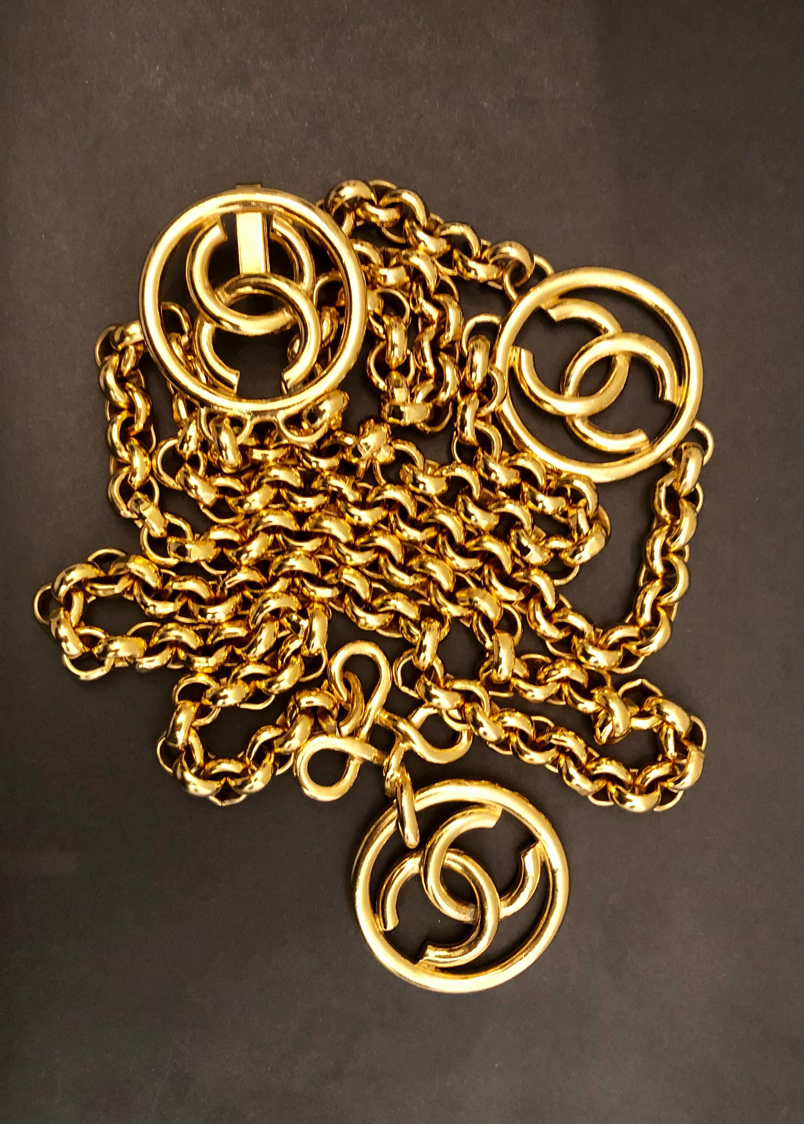 1993 Vintage CHANEL Goldfarben getönter Kleeblatt CC Kettengürtel 42 Zoll lang für Damen oder Herren im Angebot