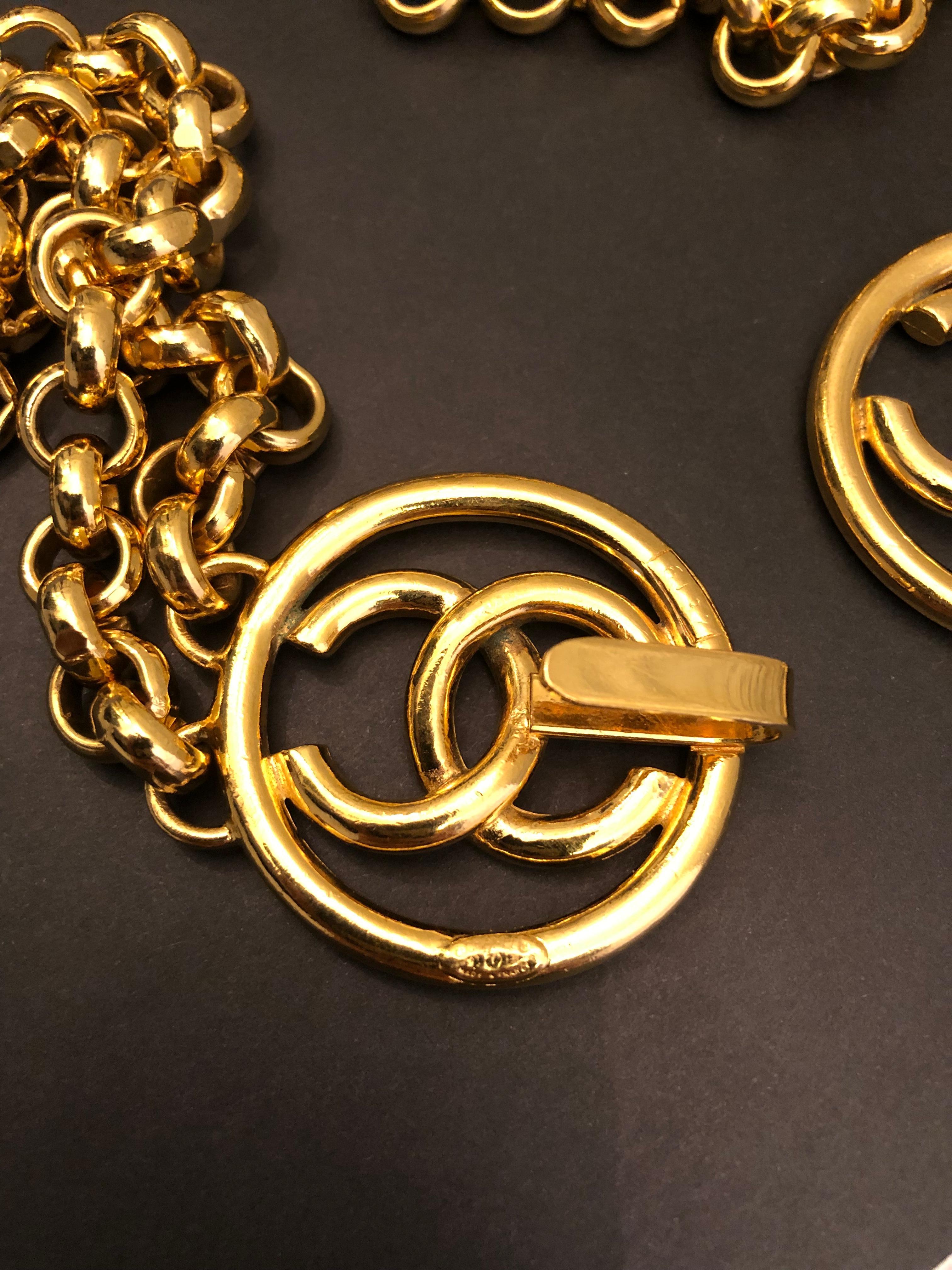 1993 Vintage CHANEL Gold Toned Clover CC Chain Belt 42 Inches Long For Sale 3