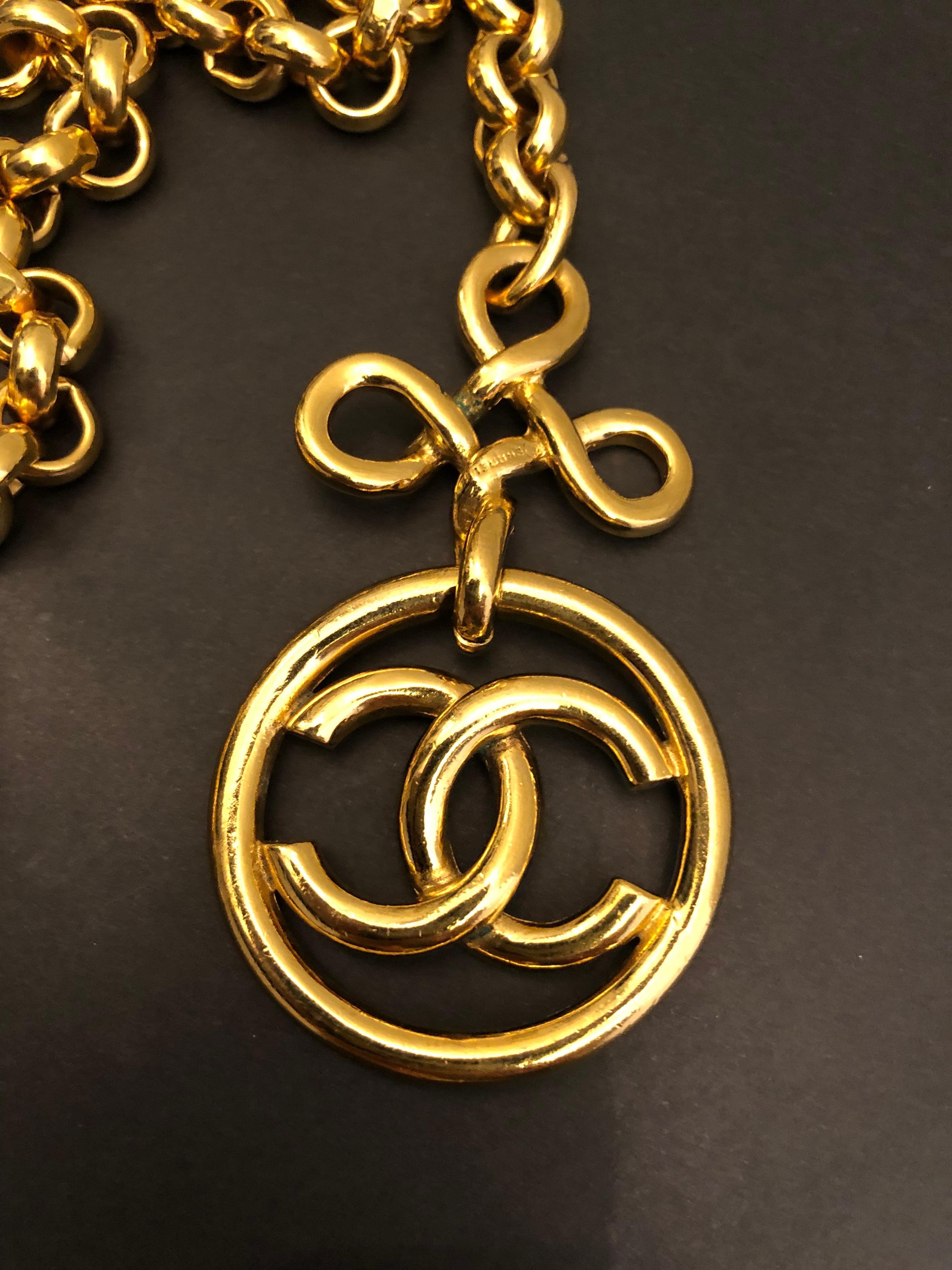 1993 Vintage CHANEL Gold Toned Clover CC Chain Belt 42 Inches Long For Sale 4