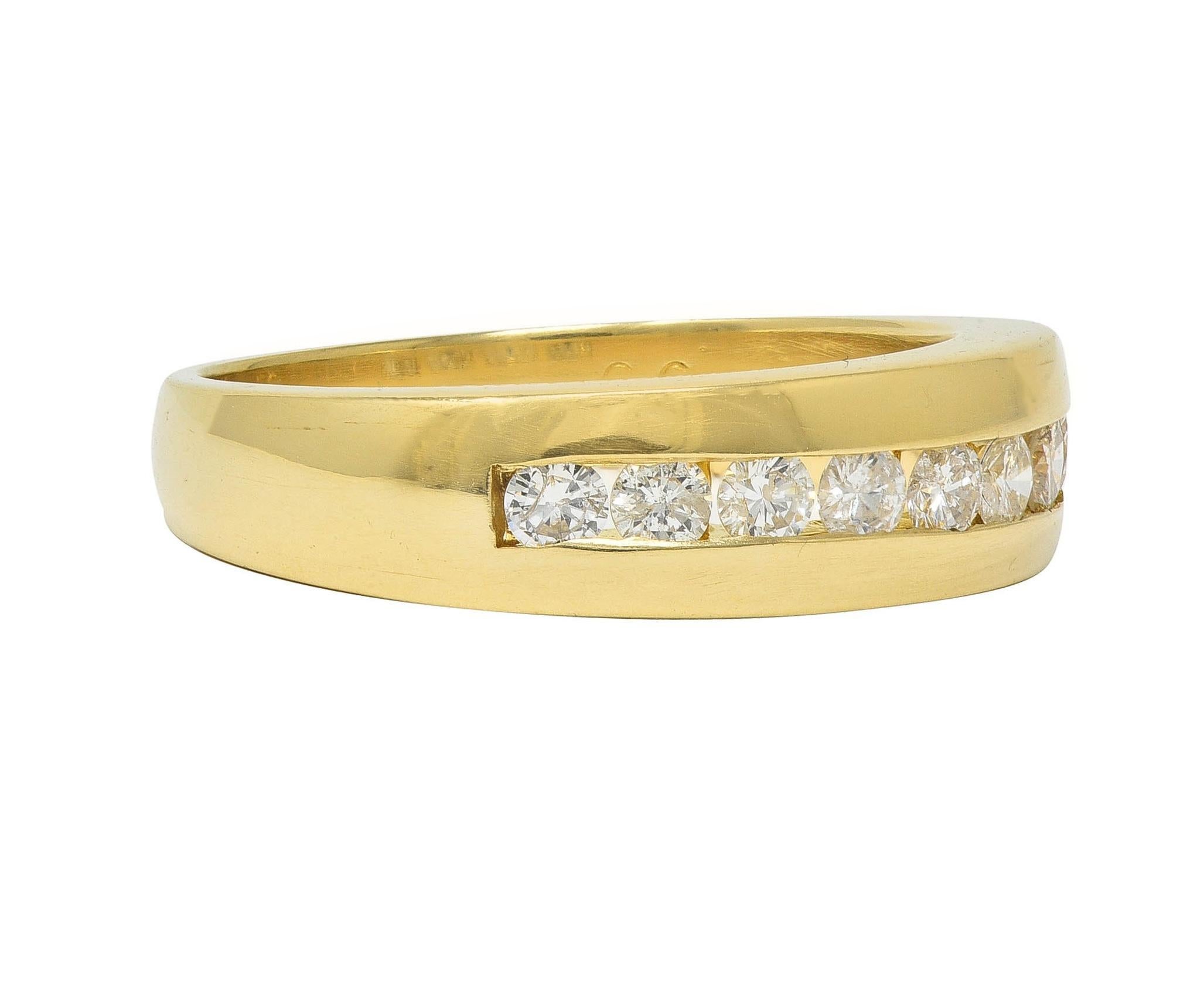 Les diamants ronds de taille brillante sont sertis en canal sur la face avant. 
D'un poids total d'environ 0,48 carat 
Couleur H/I et pureté SI2 
Avec un entourage très poli
Estampillé pour l'or 14 carats
Avec la marque du fabricant
Circa :