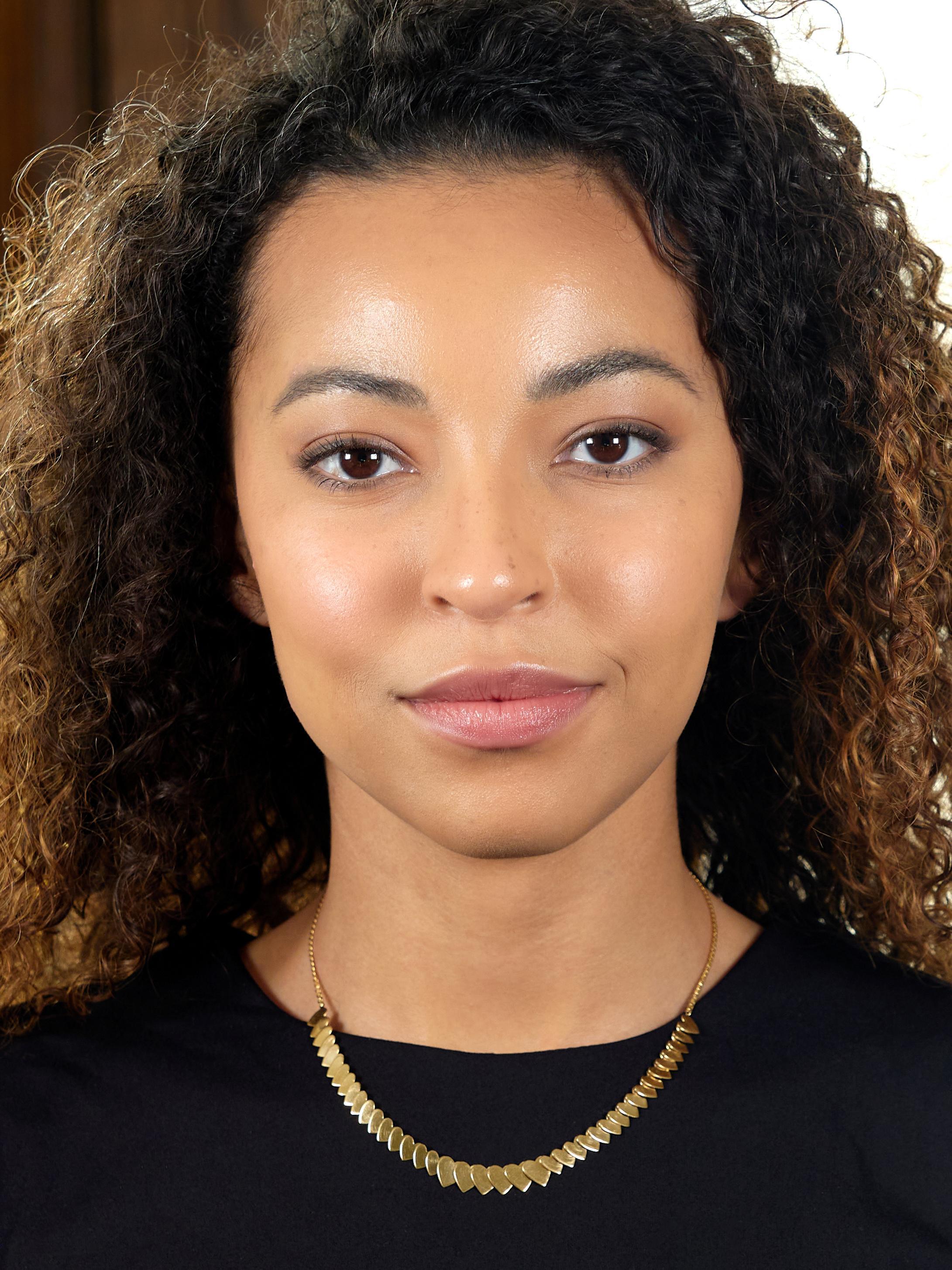 Entworfen als 1,5 mm Mariner Panzerkette mit einem abgestuften Herzmotiv.
Besteht aus flachen, sich überlappenden Herzgliedern
Bereich von 6,5 bis 8,0 mm
Vervollständigt durch Karabinerverschluss
Gestempelt für 14 Karat Gold
Circa: 1990er