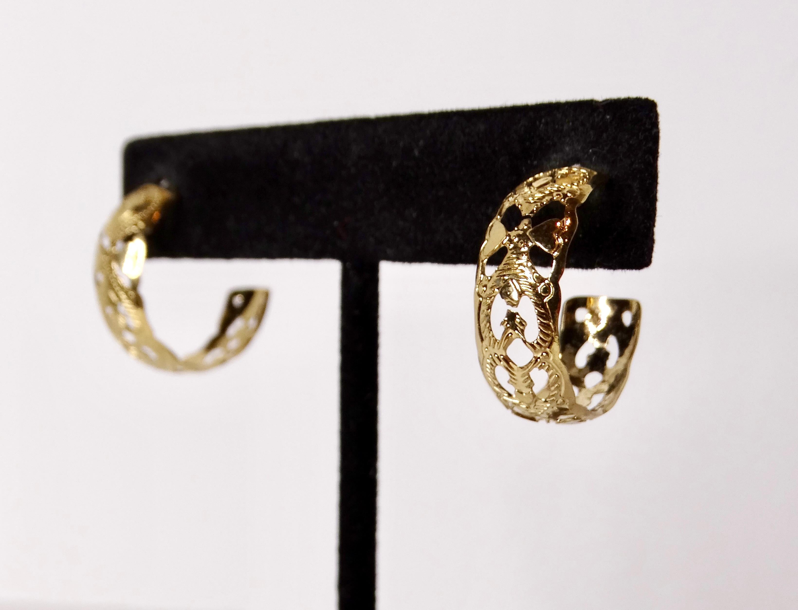Orecchini a cerchio stile Anuhea con cuore inciso del 1990 placcati in oro 14k In condizioni buone in vendita a Scottsdale, AZ