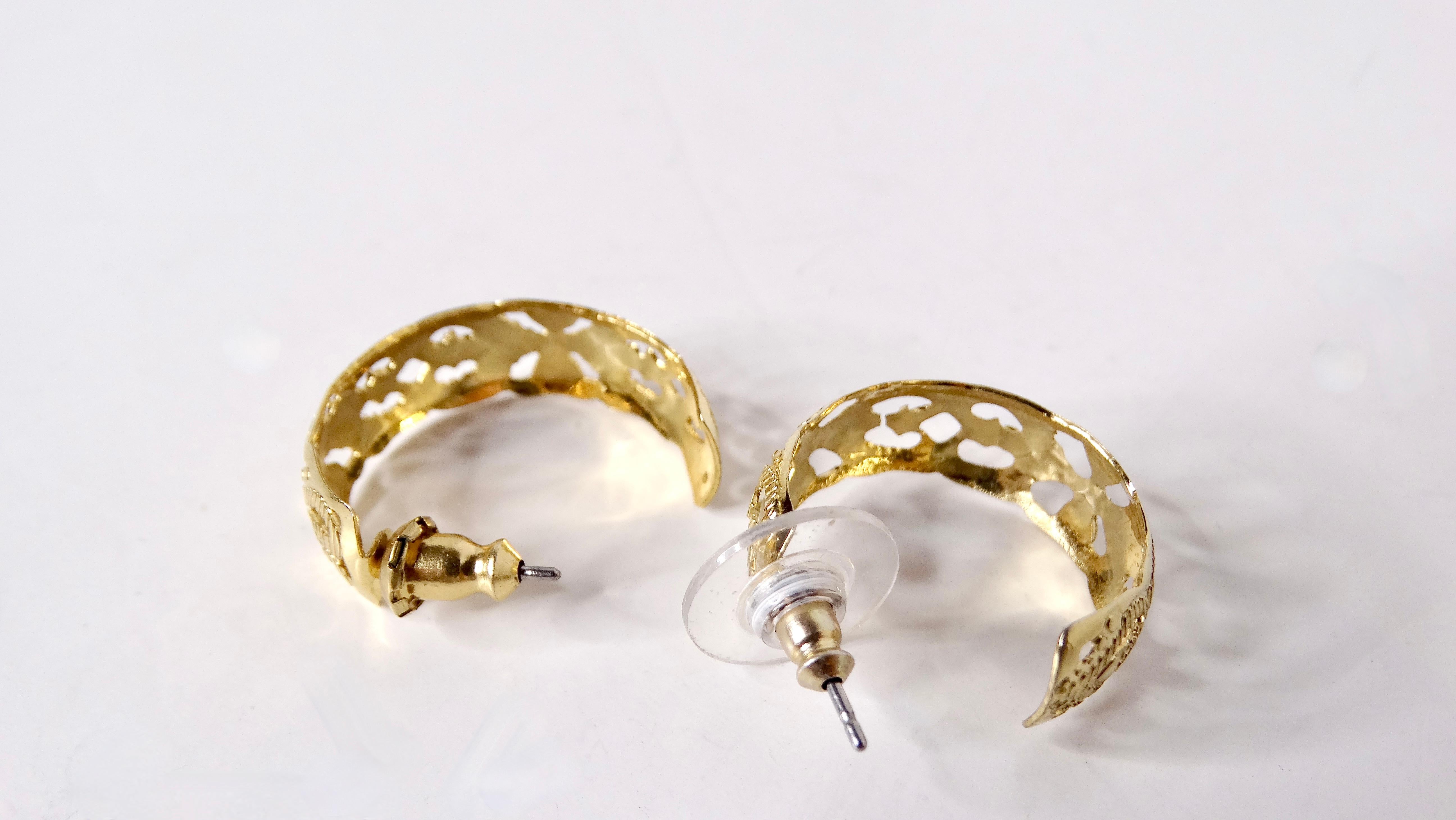 Donna Orecchini a cerchio stile Anuhea con cuore inciso del 1990 placcati in oro 14k in vendita