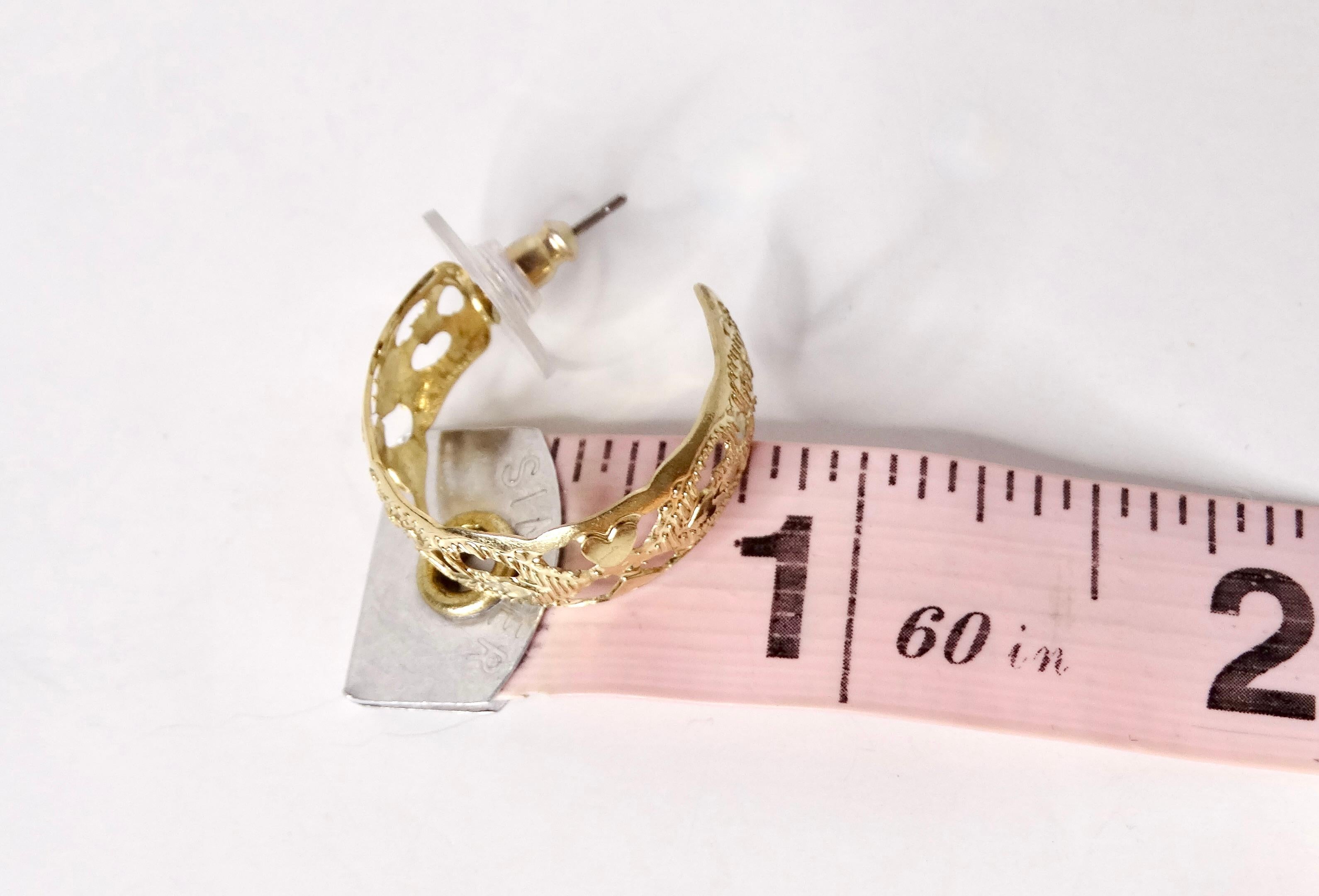 Orecchini a cerchio stile Anuhea con cuore inciso del 1990 placcati in oro 14k in vendita 1