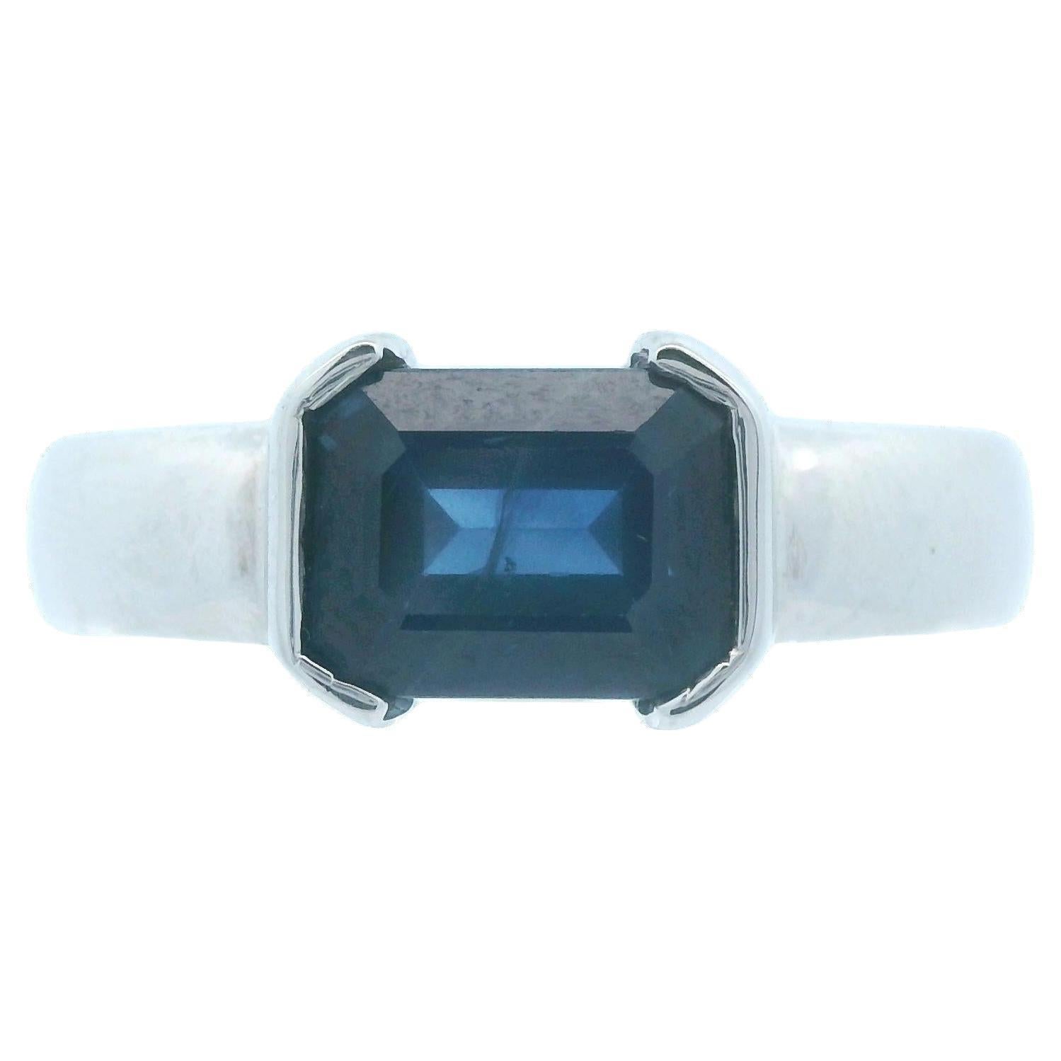 1990er Jahre 14k Weißgold und blauer Saphir im Smaragdschliff Solitär Ring /w Bericht