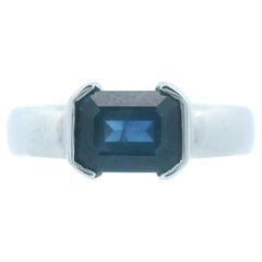 1990er Jahre 14k Weißgold und blauer Saphir im Smaragdschliff Solitär Ring /w Bericht
