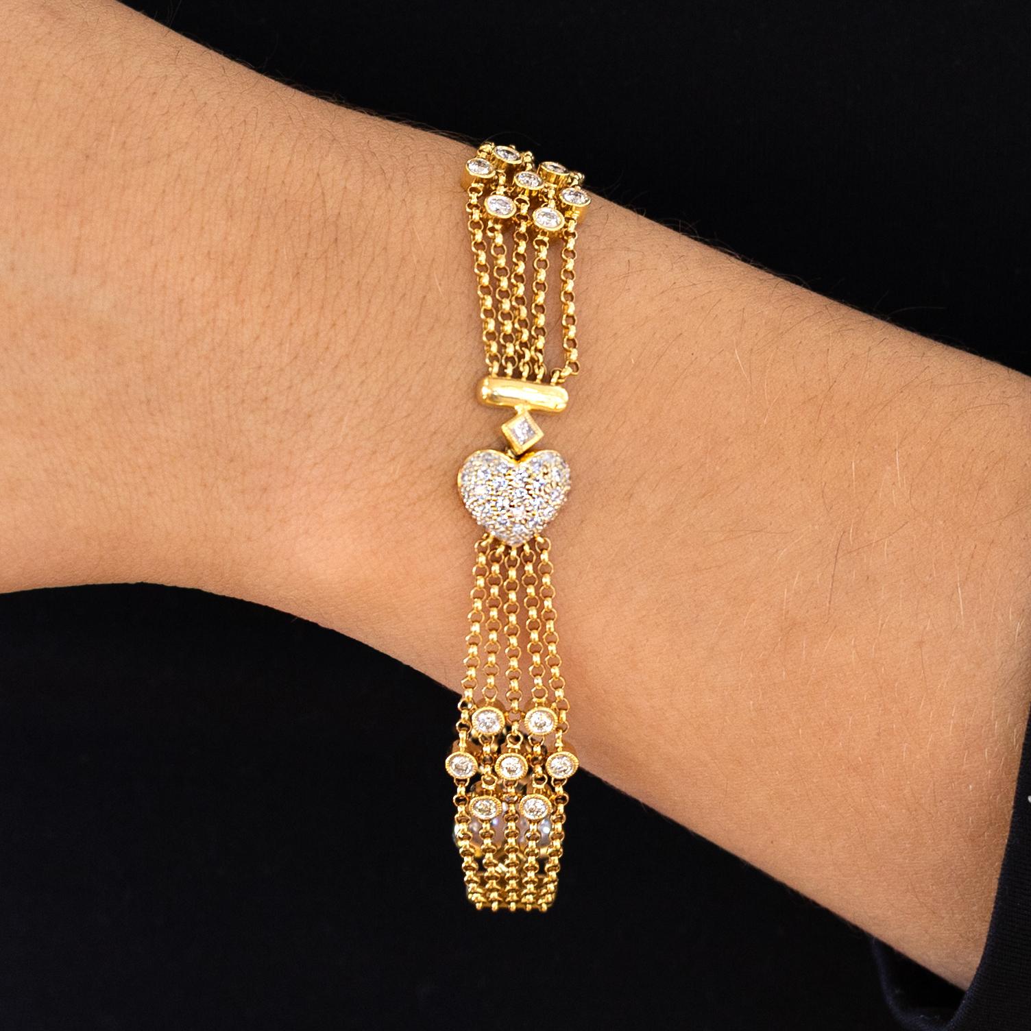 Ce bracelet à maillons en forme de cœur et pavé de diamants donne envie de retrouver la sensation de l'or jaune 18 carats italien luxuriant. Entièrement fait à la main, il se drape magnifiquement sur votre poignet. 5 rangées de maillons rolo